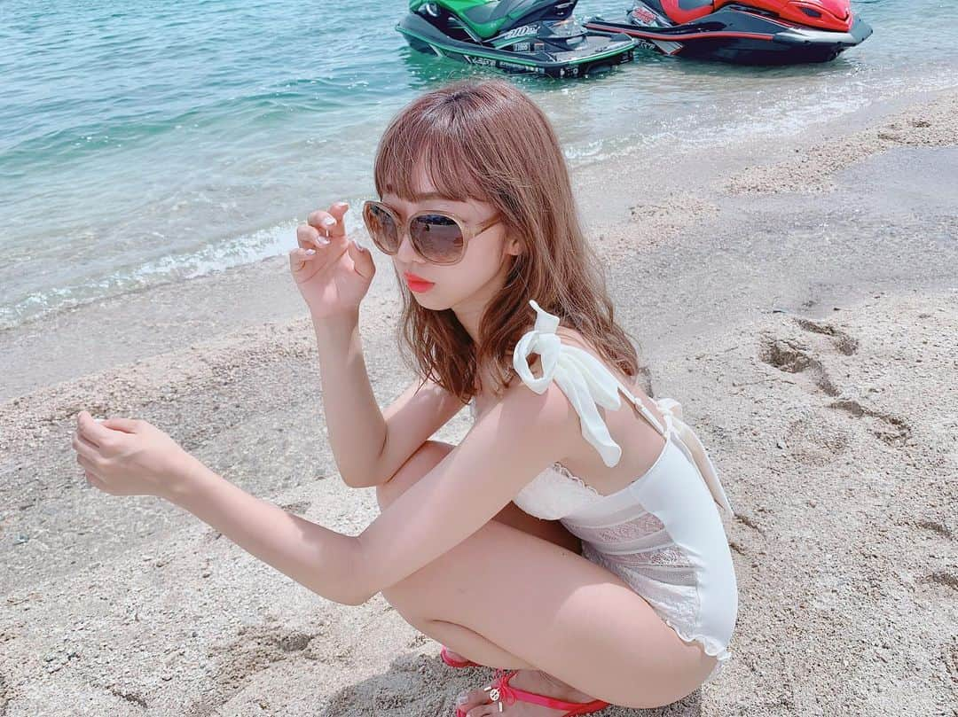 肥川彩愛さんのインスタグラム写真 - (肥川彩愛Instagram)「． ． ． 今年の夏はたくさん楽しんだな〜💓 ． ． 今年は明日花キララちゃんの水着を 3着もGET出来てるんるんです🤤❤︎ ． ． これが1番お気に入りかも？💓 ． ． ほんでデカ目のサングラス好きすぎて でかいやつばっか買うねんけど 昨日マネージャーに 顔の大きさに合ってなさすぎて めっちゃ目立つって言われたww ． ． ． #グラビア #グラドル #グラビアアイドル #撮影会 #撮影会モデル #ビジョビ #水着 #ビキニ #童顔 #巨乳 #可愛い女の子 #自撮り #性感的 #性感睡衣 #偶像 #自拍 #glamour #bikini #asian #asianbeauty #asiangirls #asiansexy #japanese #japaneseidol #ig_japan #igers #picoftheday #肥川彩愛 #あやめの季節」9月23日 23時46分 - ayame_1108