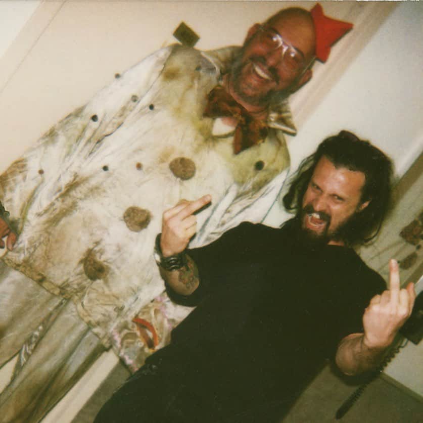 ロブ・ゾンビのインスタグラム：「On this sad day you got to remember the good times. This photo was taken the first time me and Sid got together. It was early 2000 or perhaps even late 1999. It was at the Edith Head Costume building at Universal Studios. We were both having a good laugh at this crummy, ill-fitting clown suit. It took a few tries to get his look right, but we got there. Who knew that crazy clown would become an iconic horror figure? Certainly not the two guys in the picture. #CaptainSpaulding #sidhaig #houseof1000corpses」