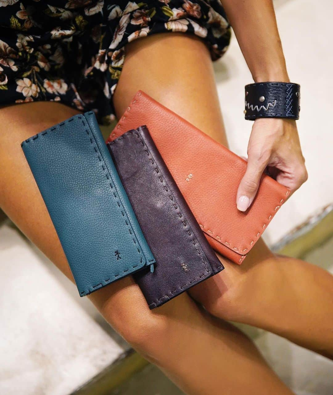 エンリーベグリンさんのインスタグラム写真 - (エンリーベグリンInstagram)「You can Shop soon the of women’s new  wallets handmade at Henry Beguelin!  #henrybeguelin#handmade#wallet#vegetaltannedleather#many#colors#」9月23日 23時49分 - henrybeguelin_official