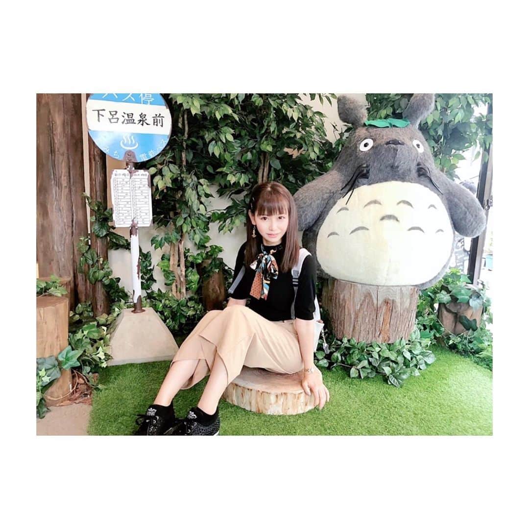 のインスタグラム：「猫バスまだかな🐱🚍🌱 #となりのトトロ  #トトロの世界 #猫バス #トトロと記念写真 #下呂温泉 #森のこみち」