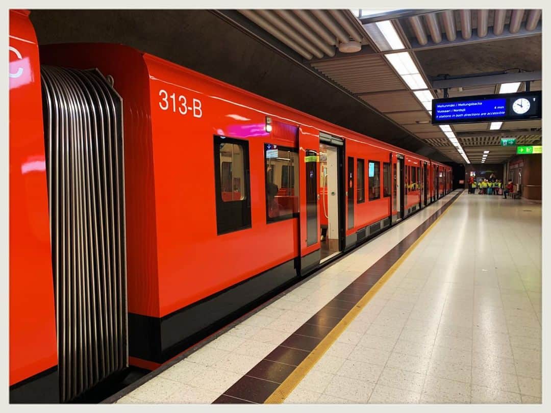 知華さんのインスタグラム写真 - (知華Instagram)「2019.09.24 フィンランドの交通事情。  ヘルシンキ中央駅なのに 目立つ駅の名前はRautatientorin 。 これが難解で、地図で見ると Helsinki駅なのに 分からない。 東京で例えるなら東京駅なのに、 大手町駅が隣接してる感じ。 有楽町駅なのに 銀座駅が隣接してる感じ。  調べたらRautatientorinはメトロⓂ️ （3,4枚目） 駅の外観は有名。 ランプを持つ石像があります。 （1枚目） 地上を走るのはフィンランド鉄道のＶＲ🚃。 あとは路面電車、バス。（2枚目） ただ、私は書いた通りバスの降り方に苦悩したので 帰りの空港までは荷物も多く重かったので、 タクシーに乗りました。 ヘルシンキから空港までは定額で48€。これはもしかしたらタクシー🚕によるのかもしれません。 電車で行ってもどちらにせよ30分位で着きます。  ムーミンワールドへはＶＲ列車で2時間。（5,6枚目） 指定席を取るので、窓口で買うのが分かりやすいかも。 兎に角トゥルク、ムーミン！と言えば多分通じる。 ちなみにトゥルクからムーミンワールドのあるナーンタリまで更に車に乗るので、本当に遠いです。  そして、ヘルシンキからムーミン美術館までは ＶＲ列車で1時間半位かな。 指定席だけど、結構時間帯によっては満席です。 しかも座席、結構狭いです。  指定席の列車なだけあって本数は多くないです。 あと、犬が普通に乗ってます。 犬の多い国でした。  私の知識なので、合ってるか分からないですが 東京に来た人が電車に戸惑う気持ちが初めて分かりました。  #フィンランド #Finland  #🇫🇮 #フィンランドの電車  #北欧  #Rautatientorin  #Helsinki #ヘルシンキ中央駅」9月23日 23時51分 - tomoca1204