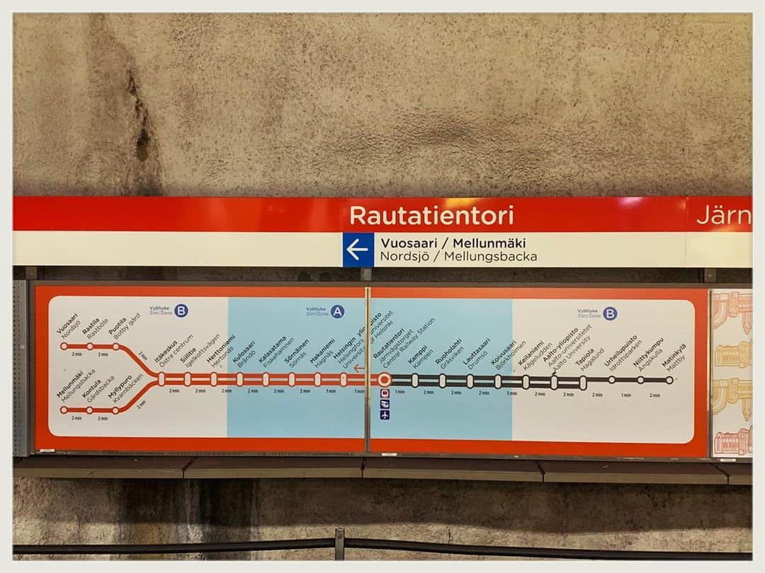 知華さんのインスタグラム写真 - (知華Instagram)「2019.09.24 フィンランドの交通事情。  ヘルシンキ中央駅なのに 目立つ駅の名前はRautatientorin 。 これが難解で、地図で見ると Helsinki駅なのに 分からない。 東京で例えるなら東京駅なのに、 大手町駅が隣接してる感じ。 有楽町駅なのに 銀座駅が隣接してる感じ。  調べたらRautatientorinはメトロⓂ️ （3,4枚目） 駅の外観は有名。 ランプを持つ石像があります。 （1枚目） 地上を走るのはフィンランド鉄道のＶＲ🚃。 あとは路面電車、バス。（2枚目） ただ、私は書いた通りバスの降り方に苦悩したので 帰りの空港までは荷物も多く重かったので、 タクシーに乗りました。 ヘルシンキから空港までは定額で48€。これはもしかしたらタクシー🚕によるのかもしれません。 電車で行ってもどちらにせよ30分位で着きます。  ムーミンワールドへはＶＲ列車で2時間。（5,6枚目） 指定席を取るので、窓口で買うのが分かりやすいかも。 兎に角トゥルク、ムーミン！と言えば多分通じる。 ちなみにトゥルクからムーミンワールドのあるナーンタリまで更に車に乗るので、本当に遠いです。  そして、ヘルシンキからムーミン美術館までは ＶＲ列車で1時間半位かな。 指定席だけど、結構時間帯によっては満席です。 しかも座席、結構狭いです。  指定席の列車なだけあって本数は多くないです。 あと、犬が普通に乗ってます。 犬の多い国でした。  私の知識なので、合ってるか分からないですが 東京に来た人が電車に戸惑う気持ちが初めて分かりました。  #フィンランド #Finland  #🇫🇮 #フィンランドの電車  #北欧  #Rautatientorin  #Helsinki #ヘルシンキ中央駅」9月23日 23時51分 - tomoca1204