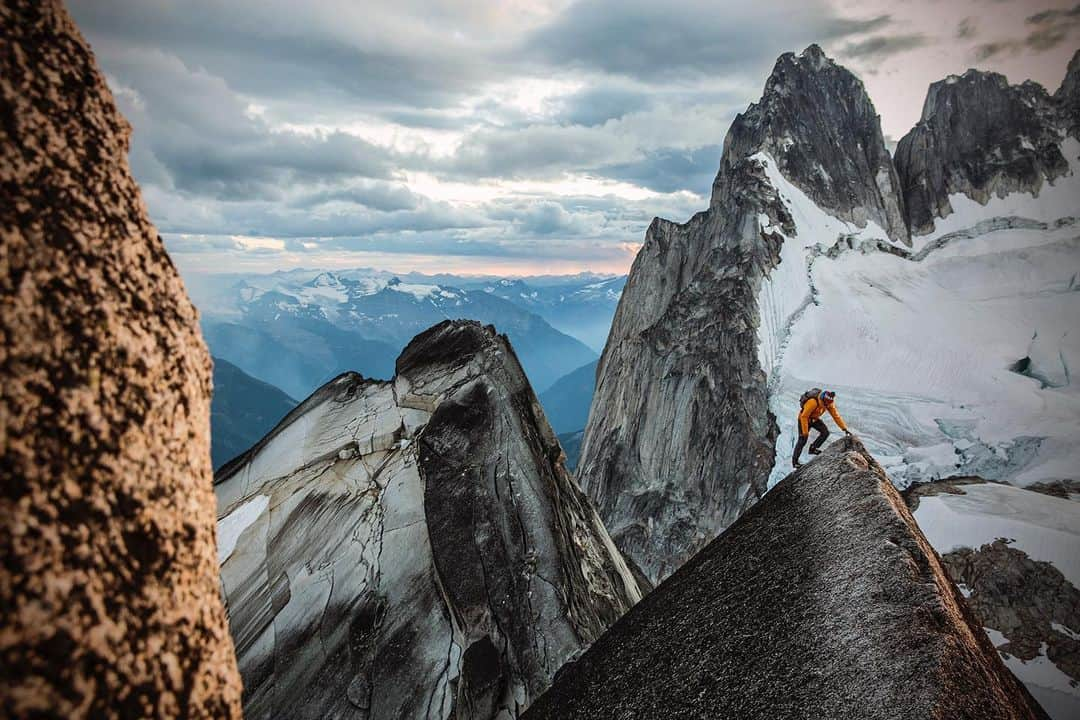 ジミー・チンさんのインスタグラム写真 - (ジミー・チンInstagram)「Holding onto these precious Autumn days before the snow. Remembering a fine sunset scramble w @renan_ozturk and co. a few moons ago.  @thenorthface」9月23日 23時51分 - jimmychin