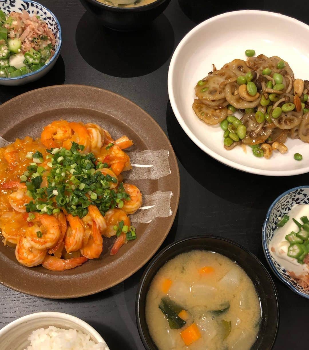 山口リサさんのインスタグラム写真 - (山口リサInstagram)「台風に熱波、竜巻や洪水…アマゾンの森林火災に各地の山火事🔥日本でも温暖化の影響が年々酷くなってますね💦😢今年の夏は公園に子供がほとんどいませんでした💧 … 牛肉と豚肉を控えるようになって1ヵ月🧡鶏肉は外食の時の茶碗蒸しに入っていたり、たまにいただいています🙏 ・ そもそもそれまでは、肉を食べることがどんなことか知りませんでした💦何も考えず、好きだから、楽だから、食べていました😔 ・ 牛乳は身体に悪いから買わないってだけで、環境に悪いとも知らなかったです😢 ・ 何故お肉を控えるようになったのか？ ・ いつものようにみんなのストーリーをなんとなく観ていました📱そんな時大好きな後輩ちゃんが熱心に 地球温暖化の原因である"お肉を控えよう" と発信し続けていたんですね🔥毎日毎日…無視できませんよね😢 … 私はお肉が大好きです。だから本当は知らないふりをしたかったのは事実で、、だけど、子供たちの未来に関わることだから、まずは知ってみようと思いました🙌 ・ Netflixで"cowspiracy"を観て、YouTubeで"世界で一番重要なスピーチ"を観て、知らなかったことは恥ずかしいけど、そこで知れたことで未来を最悪な状況から遠ざけることができるかもしれないと思いました👍 ・ でもこれは多くの人が知って、1人1人出来ることをやっていかないと間に合わないかもしれないという危機感も持ちました💦だからウザいくらい発信してます🙏 … 世界的にはお肉離れが促進される中、日本ではほとんど報道されてません😭(スポンサーとかあるからなのかな) ・ お肉は美味しい‼️でも、牛肉と豚肉の食べる量を減らすのなんて簡単でした😊❤️身体にもかなり良くて、私は肌もキレイになったし、ずっと悩まされていた頭痛が無くなりました😍 ・ 今は代替え肉の大豆ミートとかもあるし、いきなり100無くすのはハードル高くても、牛肉やハンバーガーは月に1回のご褒美にするとか、それぞれ楽しみながら行動するのは出来るんじゃないかと思います🤗 ・ プラスチック製品を減らすとか、環境に優しいエネルギーにシフトするとか、色々出来ることから🌍 ・ 子供たちが大人たちの犠牲にならないように、まずは知ること。そして危機感を持ちながらも、新しい道を見つけて楽しむことも大事だと思ってます🧡 ・ 今日はNYで国際連合会議があります🌍世界的に大きく変わっていく節目🌱自分たちが地球壊滅を阻止できる最後の世代なんだと、胸に刻みましょう👍👍👍 #大豆ミート #大豆ミート料理 #肉なし献立 #地球温暖化 #グレタトゥーンベリ #サスティナブル #サスティナビリティ #国連気候行動サミット #sdgs #世界で一番重要なスピーチ #cowspiracy」9月23日 23時56分 - yamaguchi_lisa