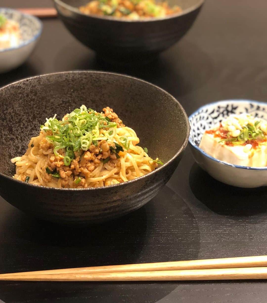 山口リサさんのインスタグラム写真 - (山口リサInstagram)「台風に熱波、竜巻や洪水…アマゾンの森林火災に各地の山火事🔥日本でも温暖化の影響が年々酷くなってますね💦😢今年の夏は公園に子供がほとんどいませんでした💧 … 牛肉と豚肉を控えるようになって1ヵ月🧡鶏肉は外食の時の茶碗蒸しに入っていたり、たまにいただいています🙏 ・ そもそもそれまでは、肉を食べることがどんなことか知りませんでした💦何も考えず、好きだから、楽だから、食べていました😔 ・ 牛乳は身体に悪いから買わないってだけで、環境に悪いとも知らなかったです😢 ・ 何故お肉を控えるようになったのか？ ・ いつものようにみんなのストーリーをなんとなく観ていました📱そんな時大好きな後輩ちゃんが熱心に 地球温暖化の原因である"お肉を控えよう" と発信し続けていたんですね🔥毎日毎日…無視できませんよね😢 … 私はお肉が大好きです。だから本当は知らないふりをしたかったのは事実で、、だけど、子供たちの未来に関わることだから、まずは知ってみようと思いました🙌 ・ Netflixで"cowspiracy"を観て、YouTubeで"世界で一番重要なスピーチ"を観て、知らなかったことは恥ずかしいけど、そこで知れたことで未来を最悪な状況から遠ざけることができるかもしれないと思いました👍 ・ でもこれは多くの人が知って、1人1人出来ることをやっていかないと間に合わないかもしれないという危機感も持ちました💦だからウザいくらい発信してます🙏 … 世界的にはお肉離れが促進される中、日本ではほとんど報道されてません😭(スポンサーとかあるからなのかな) ・ お肉は美味しい‼️でも、牛肉と豚肉の食べる量を減らすのなんて簡単でした😊❤️身体にもかなり良くて、私は肌もキレイになったし、ずっと悩まされていた頭痛が無くなりました😍 ・ 今は代替え肉の大豆ミートとかもあるし、いきなり100無くすのはハードル高くても、牛肉やハンバーガーは月に1回のご褒美にするとか、それぞれ楽しみながら行動するのは出来るんじゃないかと思います🤗 ・ プラスチック製品を減らすとか、環境に優しいエネルギーにシフトするとか、色々出来ることから🌍 ・ 子供たちが大人たちの犠牲にならないように、まずは知ること。そして危機感を持ちながらも、新しい道を見つけて楽しむことも大事だと思ってます🧡 ・ 今日はNYで国際連合会議があります🌍世界的に大きく変わっていく節目🌱自分たちが地球壊滅を阻止できる最後の世代なんだと、胸に刻みましょう👍👍👍 #大豆ミート #大豆ミート料理 #肉なし献立 #地球温暖化 #グレタトゥーンベリ #サスティナブル #サスティナビリティ #国連気候行動サミット #sdgs #世界で一番重要なスピーチ #cowspiracy」9月23日 23時56分 - yamaguchi_lisa
