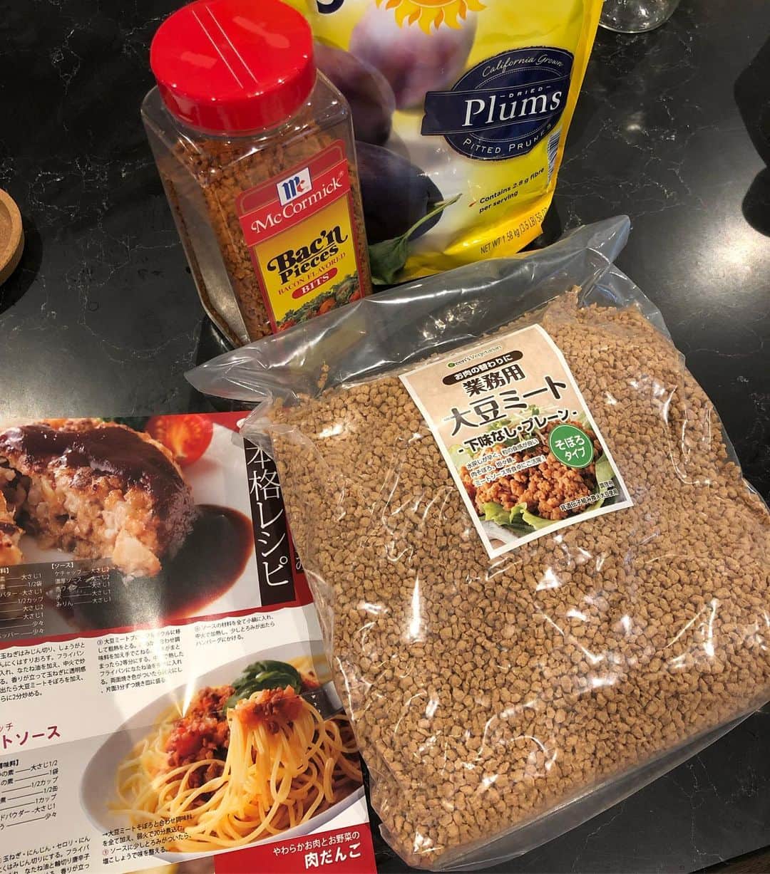 山口リサさんのインスタグラム写真 - (山口リサInstagram)「台風に熱波、竜巻や洪水…アマゾンの森林火災に各地の山火事🔥日本でも温暖化の影響が年々酷くなってますね💦😢今年の夏は公園に子供がほとんどいませんでした💧 … 牛肉と豚肉を控えるようになって1ヵ月🧡鶏肉は外食の時の茶碗蒸しに入っていたり、たまにいただいています🙏 ・ そもそもそれまでは、肉を食べることがどんなことか知りませんでした💦何も考えず、好きだから、楽だから、食べていました😔 ・ 牛乳は身体に悪いから買わないってだけで、環境に悪いとも知らなかったです😢 ・ 何故お肉を控えるようになったのか？ ・ いつものようにみんなのストーリーをなんとなく観ていました📱そんな時大好きな後輩ちゃんが熱心に 地球温暖化の原因である"お肉を控えよう" と発信し続けていたんですね🔥毎日毎日…無視できませんよね😢 … 私はお肉が大好きです。だから本当は知らないふりをしたかったのは事実で、、だけど、子供たちの未来に関わることだから、まずは知ってみようと思いました🙌 ・ Netflixで"cowspiracy"を観て、YouTubeで"世界で一番重要なスピーチ"を観て、知らなかったことは恥ずかしいけど、そこで知れたことで未来を最悪な状況から遠ざけることができるかもしれないと思いました👍 ・ でもこれは多くの人が知って、1人1人出来ることをやっていかないと間に合わないかもしれないという危機感も持ちました💦だからウザいくらい発信してます🙏 … 世界的にはお肉離れが促進される中、日本ではほとんど報道されてません😭(スポンサーとかあるからなのかな) ・ お肉は美味しい‼️でも、牛肉と豚肉の食べる量を減らすのなんて簡単でした😊❤️身体にもかなり良くて、私は肌もキレイになったし、ずっと悩まされていた頭痛が無くなりました😍 ・ 今は代替え肉の大豆ミートとかもあるし、いきなり100無くすのはハードル高くても、牛肉やハンバーガーは月に1回のご褒美にするとか、それぞれ楽しみながら行動するのは出来るんじゃないかと思います🤗 ・ プラスチック製品を減らすとか、環境に優しいエネルギーにシフトするとか、色々出来ることから🌍 ・ 子供たちが大人たちの犠牲にならないように、まずは知ること。そして危機感を持ちながらも、新しい道を見つけて楽しむことも大事だと思ってます🧡 ・ 今日はNYで国際連合会議があります🌍世界的に大きく変わっていく節目🌱自分たちが地球壊滅を阻止できる最後の世代なんだと、胸に刻みましょう👍👍👍 #大豆ミート #大豆ミート料理 #肉なし献立 #地球温暖化 #グレタトゥーンベリ #サスティナブル #サスティナビリティ #国連気候行動サミット #sdgs #世界で一番重要なスピーチ #cowspiracy」9月23日 23時56分 - yamaguchi_lisa