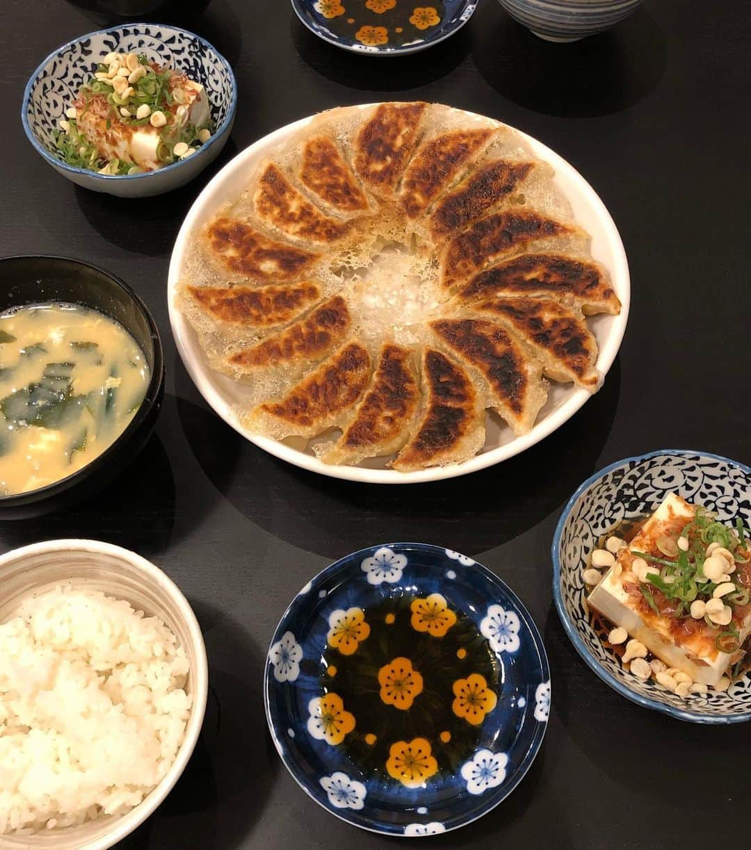 山口リサさんのインスタグラム写真 - (山口リサInstagram)「台風に熱波、竜巻や洪水…アマゾンの森林火災に各地の山火事🔥日本でも温暖化の影響が年々酷くなってますね💦😢今年の夏は公園に子供がほとんどいませんでした💧 … 牛肉と豚肉を控えるようになって1ヵ月🧡鶏肉は外食の時の茶碗蒸しに入っていたり、たまにいただいています🙏 ・ そもそもそれまでは、肉を食べることがどんなことか知りませんでした💦何も考えず、好きだから、楽だから、食べていました😔 ・ 牛乳は身体に悪いから買わないってだけで、環境に悪いとも知らなかったです😢 ・ 何故お肉を控えるようになったのか？ ・ いつものようにみんなのストーリーをなんとなく観ていました📱そんな時大好きな後輩ちゃんが熱心に 地球温暖化の原因である"お肉を控えよう" と発信し続けていたんですね🔥毎日毎日…無視できませんよね😢 … 私はお肉が大好きです。だから本当は知らないふりをしたかったのは事実で、、だけど、子供たちの未来に関わることだから、まずは知ってみようと思いました🙌 ・ Netflixで"cowspiracy"を観て、YouTubeで"世界で一番重要なスピーチ"を観て、知らなかったことは恥ずかしいけど、そこで知れたことで未来を最悪な状況から遠ざけることができるかもしれないと思いました👍 ・ でもこれは多くの人が知って、1人1人出来ることをやっていかないと間に合わないかもしれないという危機感も持ちました💦だからウザいくらい発信してます🙏 … 世界的にはお肉離れが促進される中、日本ではほとんど報道されてません😭(スポンサーとかあるからなのかな) ・ お肉は美味しい‼️でも、牛肉と豚肉の食べる量を減らすのなんて簡単でした😊❤️身体にもかなり良くて、私は肌もキレイになったし、ずっと悩まされていた頭痛が無くなりました😍 ・ 今は代替え肉の大豆ミートとかもあるし、いきなり100無くすのはハードル高くても、牛肉やハンバーガーは月に1回のご褒美にするとか、それぞれ楽しみながら行動するのは出来るんじゃないかと思います🤗 ・ プラスチック製品を減らすとか、環境に優しいエネルギーにシフトするとか、色々出来ることから🌍 ・ 子供たちが大人たちの犠牲にならないように、まずは知ること。そして危機感を持ちながらも、新しい道を見つけて楽しむことも大事だと思ってます🧡 ・ 今日はNYで国際連合会議があります🌍世界的に大きく変わっていく節目🌱自分たちが地球壊滅を阻止できる最後の世代なんだと、胸に刻みましょう👍👍👍 #大豆ミート #大豆ミート料理 #肉なし献立 #地球温暖化 #グレタトゥーンベリ #サスティナブル #サスティナビリティ #国連気候行動サミット #sdgs #世界で一番重要なスピーチ #cowspiracy」9月23日 23時56分 - yamaguchi_lisa