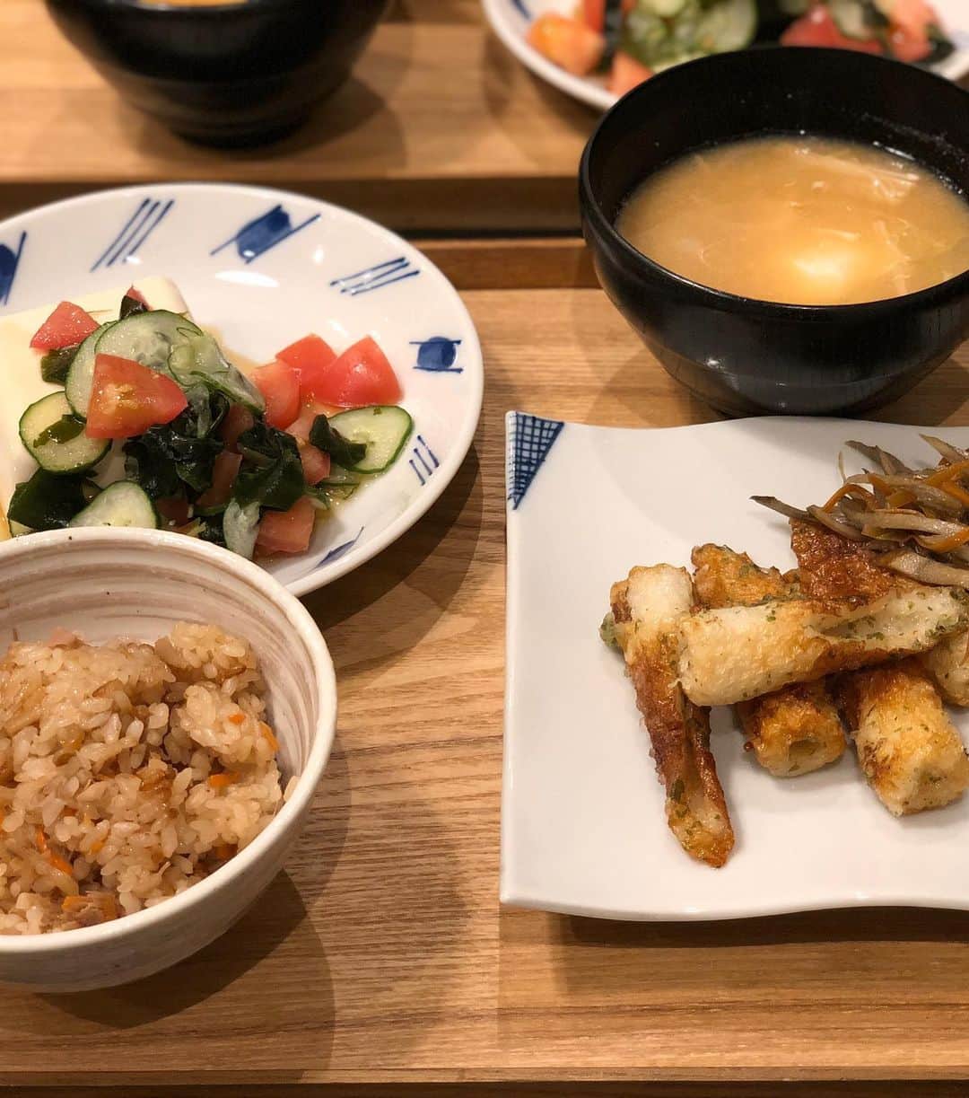 山口リサさんのインスタグラム写真 - (山口リサInstagram)「台風に熱波、竜巻や洪水…アマゾンの森林火災に各地の山火事🔥日本でも温暖化の影響が年々酷くなってますね💦😢今年の夏は公園に子供がほとんどいませんでした💧 … 牛肉と豚肉を控えるようになって1ヵ月🧡鶏肉は外食の時の茶碗蒸しに入っていたり、たまにいただいています🙏 ・ そもそもそれまでは、肉を食べることがどんなことか知りませんでした💦何も考えず、好きだから、楽だから、食べていました😔 ・ 牛乳は身体に悪いから買わないってだけで、環境に悪いとも知らなかったです😢 ・ 何故お肉を控えるようになったのか？ ・ いつものようにみんなのストーリーをなんとなく観ていました📱そんな時大好きな後輩ちゃんが熱心に 地球温暖化の原因である"お肉を控えよう" と発信し続けていたんですね🔥毎日毎日…無視できませんよね😢 … 私はお肉が大好きです。だから本当は知らないふりをしたかったのは事実で、、だけど、子供たちの未来に関わることだから、まずは知ってみようと思いました🙌 ・ Netflixで"cowspiracy"を観て、YouTubeで"世界で一番重要なスピーチ"を観て、知らなかったことは恥ずかしいけど、そこで知れたことで未来を最悪な状況から遠ざけることができるかもしれないと思いました👍 ・ でもこれは多くの人が知って、1人1人出来ることをやっていかないと間に合わないかもしれないという危機感も持ちました💦だからウザいくらい発信してます🙏 … 世界的にはお肉離れが促進される中、日本ではほとんど報道されてません😭(スポンサーとかあるからなのかな) ・ お肉は美味しい‼️でも、牛肉と豚肉の食べる量を減らすのなんて簡単でした😊❤️身体にもかなり良くて、私は肌もキレイになったし、ずっと悩まされていた頭痛が無くなりました😍 ・ 今は代替え肉の大豆ミートとかもあるし、いきなり100無くすのはハードル高くても、牛肉やハンバーガーは月に1回のご褒美にするとか、それぞれ楽しみながら行動するのは出来るんじゃないかと思います🤗 ・ プラスチック製品を減らすとか、環境に優しいエネルギーにシフトするとか、色々出来ることから🌍 ・ 子供たちが大人たちの犠牲にならないように、まずは知ること。そして危機感を持ちながらも、新しい道を見つけて楽しむことも大事だと思ってます🧡 ・ 今日はNYで国際連合会議があります🌍世界的に大きく変わっていく節目🌱自分たちが地球壊滅を阻止できる最後の世代なんだと、胸に刻みましょう👍👍👍 #大豆ミート #大豆ミート料理 #肉なし献立 #地球温暖化 #グレタトゥーンベリ #サスティナブル #サスティナビリティ #国連気候行動サミット #sdgs #世界で一番重要なスピーチ #cowspiracy」9月23日 23時56分 - yamaguchi_lisa
