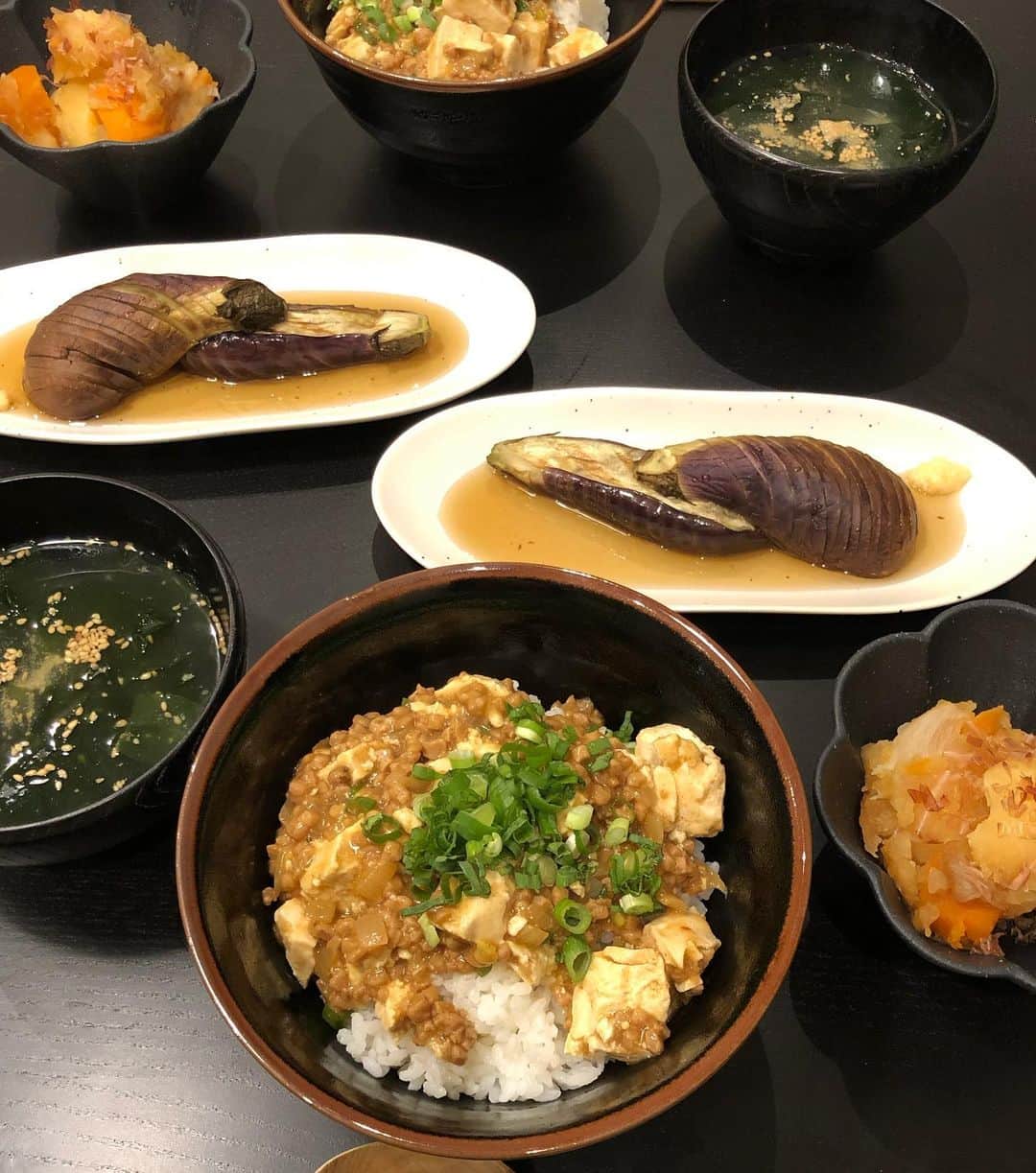 山口リサさんのインスタグラム写真 - (山口リサInstagram)「台風に熱波、竜巻や洪水…アマゾンの森林火災に各地の山火事🔥日本でも温暖化の影響が年々酷くなってますね💦😢今年の夏は公園に子供がほとんどいませんでした💧 … 牛肉と豚肉を控えるようになって1ヵ月🧡鶏肉は外食の時の茶碗蒸しに入っていたり、たまにいただいています🙏 ・ そもそもそれまでは、肉を食べることがどんなことか知りませんでした💦何も考えず、好きだから、楽だから、食べていました😔 ・ 牛乳は身体に悪いから買わないってだけで、環境に悪いとも知らなかったです😢 ・ 何故お肉を控えるようになったのか？ ・ いつものようにみんなのストーリーをなんとなく観ていました📱そんな時大好きな後輩ちゃんが熱心に 地球温暖化の原因である"お肉を控えよう" と発信し続けていたんですね🔥毎日毎日…無視できませんよね😢 … 私はお肉が大好きです。だから本当は知らないふりをしたかったのは事実で、、だけど、子供たちの未来に関わることだから、まずは知ってみようと思いました🙌 ・ Netflixで"cowspiracy"を観て、YouTubeで"世界で一番重要なスピーチ"を観て、知らなかったことは恥ずかしいけど、そこで知れたことで未来を最悪な状況から遠ざけることができるかもしれないと思いました👍 ・ でもこれは多くの人が知って、1人1人出来ることをやっていかないと間に合わないかもしれないという危機感も持ちました💦だからウザいくらい発信してます🙏 … 世界的にはお肉離れが促進される中、日本ではほとんど報道されてません😭(スポンサーとかあるからなのかな) ・ お肉は美味しい‼️でも、牛肉と豚肉の食べる量を減らすのなんて簡単でした😊❤️身体にもかなり良くて、私は肌もキレイになったし、ずっと悩まされていた頭痛が無くなりました😍 ・ 今は代替え肉の大豆ミートとかもあるし、いきなり100無くすのはハードル高くても、牛肉やハンバーガーは月に1回のご褒美にするとか、それぞれ楽しみながら行動するのは出来るんじゃないかと思います🤗 ・ プラスチック製品を減らすとか、環境に優しいエネルギーにシフトするとか、色々出来ることから🌍 ・ 子供たちが大人たちの犠牲にならないように、まずは知ること。そして危機感を持ちながらも、新しい道を見つけて楽しむことも大事だと思ってます🧡 ・ 今日はNYで国際連合会議があります🌍世界的に大きく変わっていく節目🌱自分たちが地球壊滅を阻止できる最後の世代なんだと、胸に刻みましょう👍👍👍 #大豆ミート #大豆ミート料理 #肉なし献立 #地球温暖化 #グレタトゥーンベリ #サスティナブル #サスティナビリティ #国連気候行動サミット #sdgs #世界で一番重要なスピーチ #cowspiracy」9月23日 23時56分 - yamaguchi_lisa