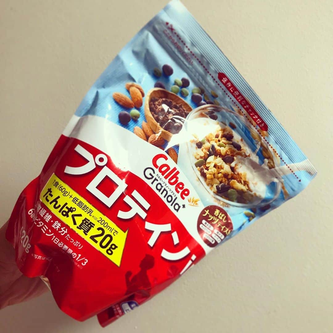 宇野薫のインスタグラム：「プロテインinグラノーラを発見！！ まずは明日の朝食から🥣  #カルビー #フルグラ #カルビーグラノーラプラス #プロテイン」