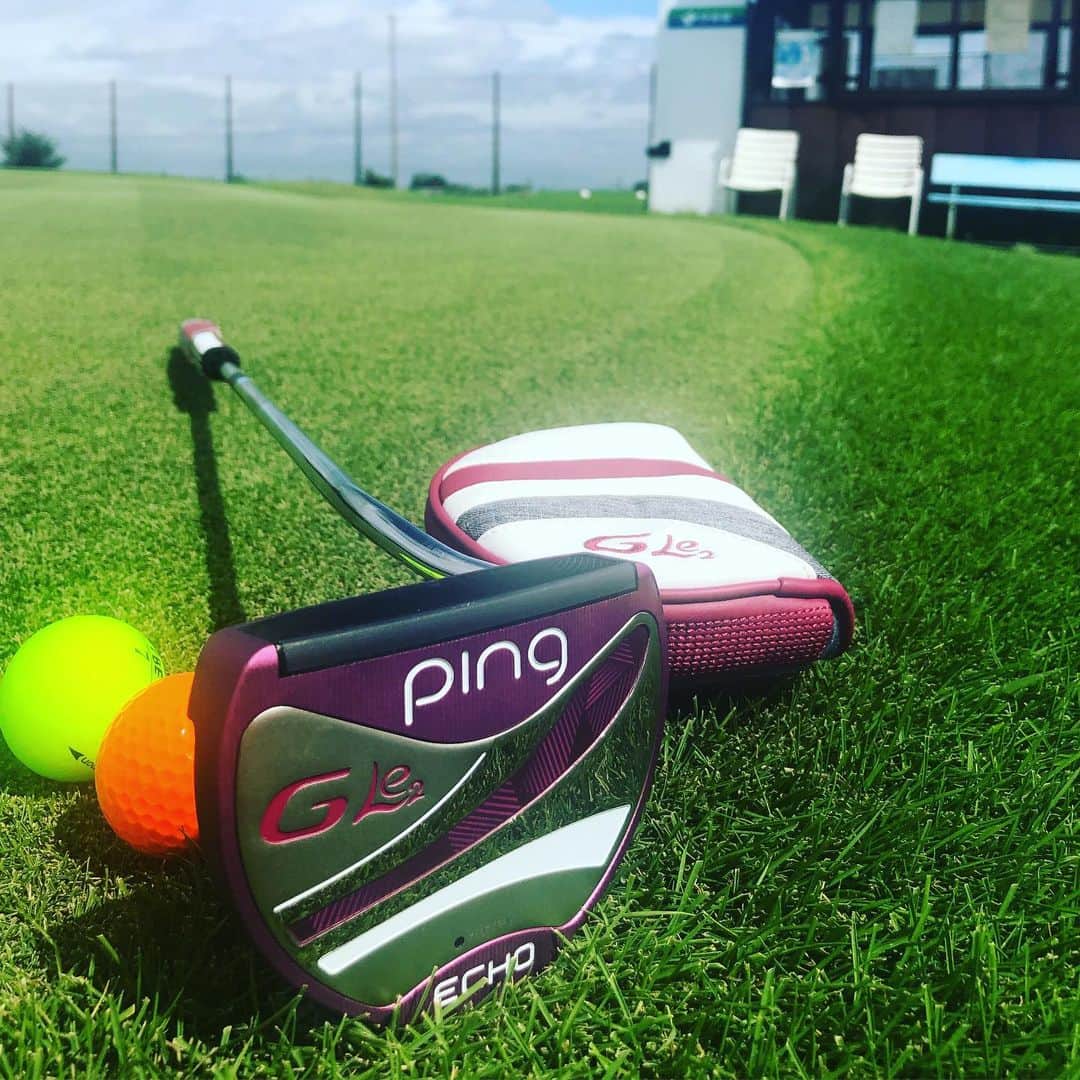Oggi編集部さんのインスタグラム写真 - (Oggi編集部Instagram)「本日行われたOggi GOLF ラウンドレッスン、お集まりいただいたみなさん、お疲れさまでした！ 「打ちっぱなしに行ったことはあるけど、なかなかコースに出るのはハードルが高くて」「会社の先輩たちに行こう！と言われるけど、もう少し迷惑かけないと自信がつくまでまだまだ…」などというきっかけの声をたくさん聞きました。そう！そんな女性のためのOggi GOLF、これからも様々なイベントを開催していきますので、どうぞよろしくお願いいたします😊 Oggi.jpではゴルフの記事を毎日アップしています‼️ また、「関東以外でもこんなイベントはないの？」などの質問も、ありがとうございます。関東以外でも早くイベントができるよう、チームOggiみんなで頑張ります‼️ 写真のクラブは、日曜日にも優勝した渋野選手がかぶっているキャップでも話題の、ピンの新作❣️かわいい見た目だけでなく、できるヤツでした⛳️ #ping  #pinggolf  #Golf  #Oggigolf  #girlsgolf  #女子ゴルフ  #ゴルフ初心者 #ゴルフ好き女子  #ゴルフビギナー  #ガールズゴルフ  #ピンのドライバー  #ピンのパター  #レッツゴルフ銀座  #永井延宏プロ  #鴻巣カントリークラブ  #レディスクラブ  #レディスドライバー」9月23日 23時58分 - oggi_mag