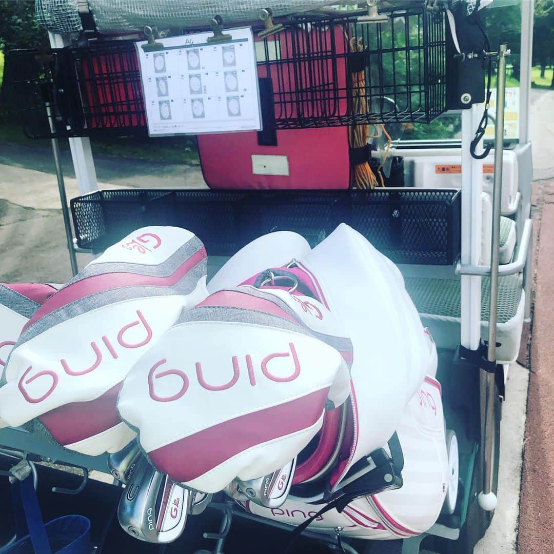 Oggi編集部さんのインスタグラム写真 - (Oggi編集部Instagram)「本日行われたOggi GOLF ラウンドレッスン、お集まりいただいたみなさん、お疲れさまでした！ 「打ちっぱなしに行ったことはあるけど、なかなかコースに出るのはハードルが高くて」「会社の先輩たちに行こう！と言われるけど、もう少し迷惑かけないと自信がつくまでまだまだ…」などというきっかけの声をたくさん聞きました。そう！そんな女性のためのOggi GOLF、これからも様々なイベントを開催していきますので、どうぞよろしくお願いいたします😊 Oggi.jpではゴルフの記事を毎日アップしています‼️ また、「関東以外でもこんなイベントはないの？」などの質問も、ありがとうございます。関東以外でも早くイベントができるよう、チームOggiみんなで頑張ります‼️ 写真のクラブは、日曜日にも優勝した渋野選手がかぶっているキャップでも話題の、ピンの新作❣️かわいい見た目だけでなく、できるヤツでした⛳️ #ping  #pinggolf  #Golf  #Oggigolf  #girlsgolf  #女子ゴルフ  #ゴルフ初心者 #ゴルフ好き女子  #ゴルフビギナー  #ガールズゴルフ  #ピンのドライバー  #ピンのパター  #レッツゴルフ銀座  #永井延宏プロ  #鴻巣カントリークラブ  #レディスクラブ  #レディスドライバー」9月23日 23時58分 - oggi_mag