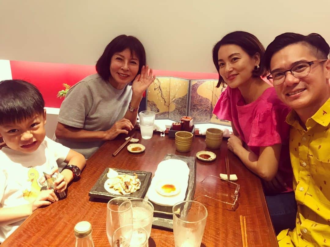 桃生亜希子のインスタグラム：「久々に母がうちに泊まりに来た。 夜一緒に明日の息子のお弁当用の春巻き作って、いっぱい話して楽しかった○  息子もうれしそうだったな😊  ありがとう。 いつまでも元気でfunkyなママでいてね。」