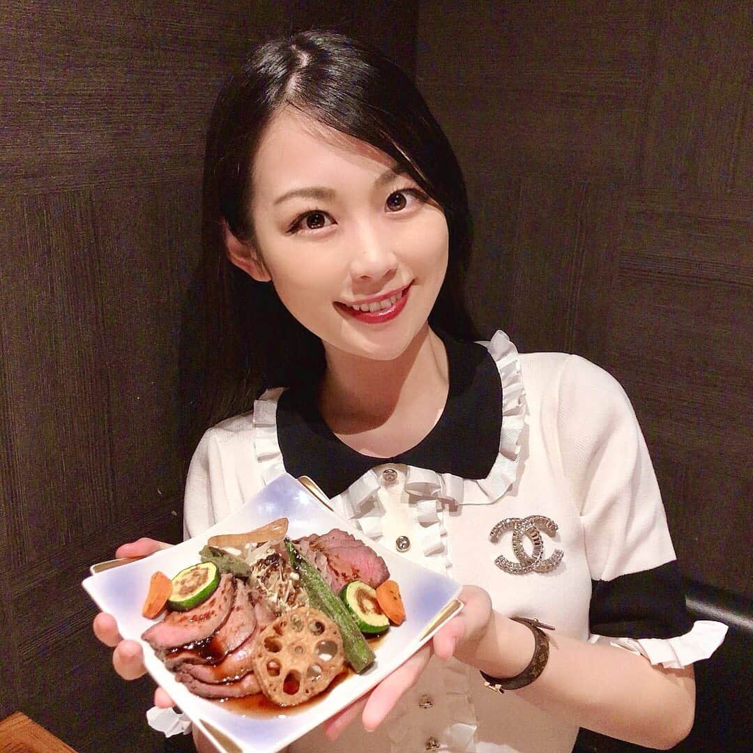 常深史織さんのインスタグラム写真 - (常深史織Instagram)「京都にある野菜ソムリエのお店「十祇屋｣さんに行ってきました✨🥦 野菜と自家製ローストビーフのコラボを兼ね備えたコースがまた贅沢🤤 【コース内容】は ・胡麻豆腐 ・お造り ・水耕栽培サラダ ・自家製ローストビーフ ・旬野菜のセイロ蒸し ・その日に合う茄子料理 ・自慢の逸品 ・和あんかけご飯 ・デザート  野菜が多いのは、グルメ女子には最高🥦🍆🍅 お野菜・お魚・お肉とコースでバランスのとれた食事ができるからオススメ✨  飲み放題も付いて5000円は安い😍  皆様も京都にいらした際は食べてみてね✨  @togiya_karasuma #烏丸御池十祇家烏丸店  #貸切  #京都グルメ  #京都飲み  #pr  #コラボベース」9月23日 23時58分 - sioripopn