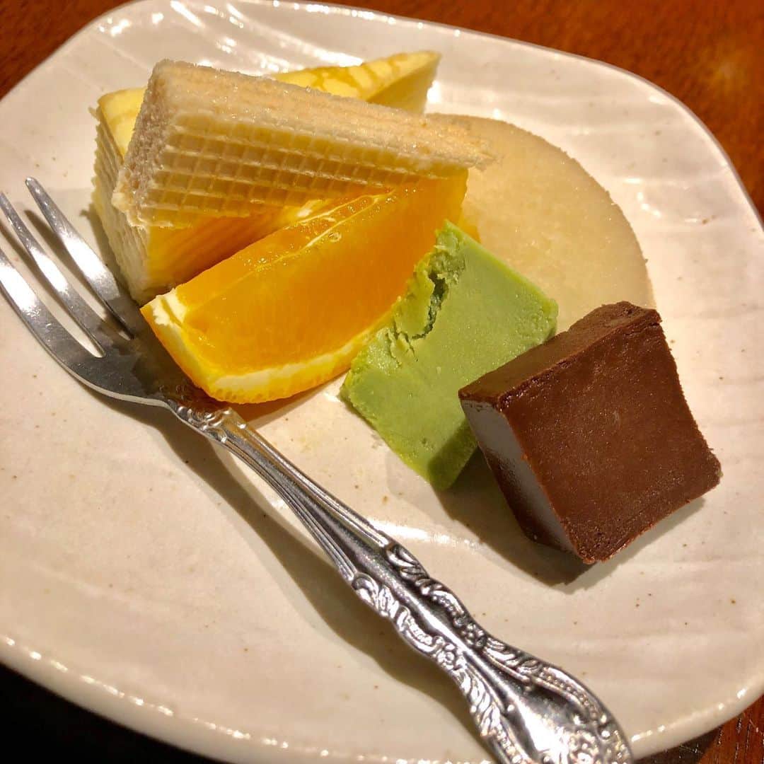 常深史織さんのインスタグラム写真 - (常深史織Instagram)「京都にある野菜ソムリエのお店「十祇屋｣さんに行ってきました✨🥦 野菜と自家製ローストビーフのコラボを兼ね備えたコースがまた贅沢🤤 【コース内容】は ・胡麻豆腐 ・お造り ・水耕栽培サラダ ・自家製ローストビーフ ・旬野菜のセイロ蒸し ・その日に合う茄子料理 ・自慢の逸品 ・和あんかけご飯 ・デザート  野菜が多いのは、グルメ女子には最高🥦🍆🍅 お野菜・お魚・お肉とコースでバランスのとれた食事ができるからオススメ✨  飲み放題も付いて5000円は安い😍  皆様も京都にいらした際は食べてみてね✨  @togiya_karasuma #烏丸御池十祇家烏丸店  #貸切  #京都グルメ  #京都飲み  #pr  #コラボベース」9月23日 23時58分 - sioripopn