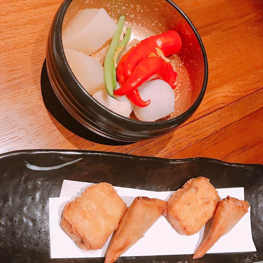 常深史織さんのインスタグラム写真 - (常深史織Instagram)「京都にある野菜ソムリエのお店「十祇屋｣さんに行ってきました✨🥦 野菜と自家製ローストビーフのコラボを兼ね備えたコースがまた贅沢🤤 【コース内容】は ・胡麻豆腐 ・お造り ・水耕栽培サラダ ・自家製ローストビーフ ・旬野菜のセイロ蒸し ・その日に合う茄子料理 ・自慢の逸品 ・和あんかけご飯 ・デザート  野菜が多いのは、グルメ女子には最高🥦🍆🍅 お野菜・お魚・お肉とコースでバランスのとれた食事ができるからオススメ✨  飲み放題も付いて5000円は安い😍  皆様も京都にいらした際は食べてみてね✨  @togiya_karasuma #烏丸御池十祇家烏丸店  #貸切  #京都グルメ  #京都飲み  #pr  #コラボベース」9月23日 23時58分 - sioripopn
