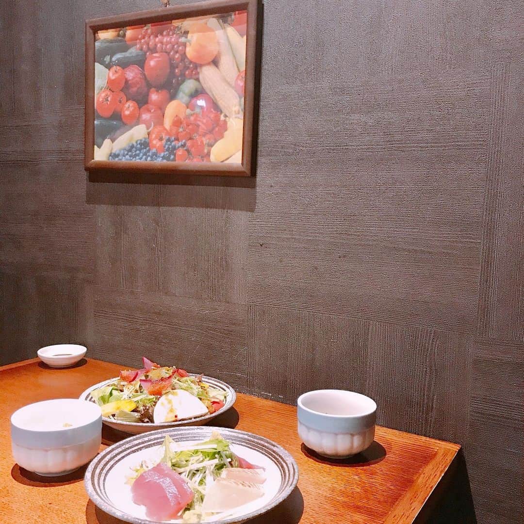 常深史織さんのインスタグラム写真 - (常深史織Instagram)「京都にある野菜ソムリエのお店「十祇屋｣さんに行ってきました✨🥦 野菜と自家製ローストビーフのコラボを兼ね備えたコースがまた贅沢🤤 【コース内容】は ・胡麻豆腐 ・お造り ・水耕栽培サラダ ・自家製ローストビーフ ・旬野菜のセイロ蒸し ・その日に合う茄子料理 ・自慢の逸品 ・和あんかけご飯 ・デザート  野菜が多いのは、グルメ女子には最高🥦🍆🍅 お野菜・お魚・お肉とコースでバランスのとれた食事ができるからオススメ✨  飲み放題も付いて5000円は安い😍  皆様も京都にいらした際は食べてみてね✨  @togiya_karasuma #烏丸御池十祇家烏丸店  #貸切  #京都グルメ  #京都飲み  #pr  #コラボベース」9月23日 23時58分 - sioripopn