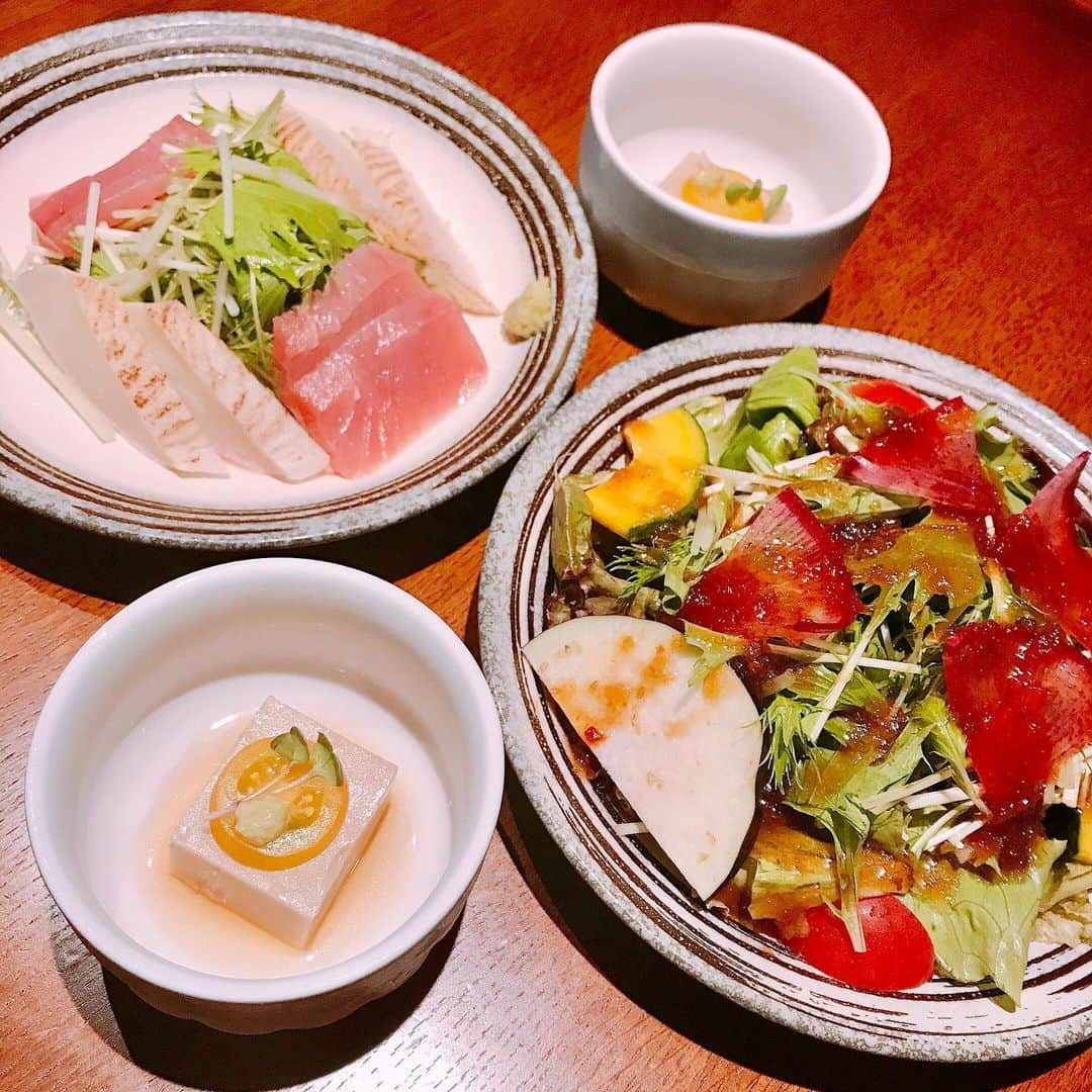 常深史織さんのインスタグラム写真 - (常深史織Instagram)「京都にある野菜ソムリエのお店「十祇屋｣さんに行ってきました✨🥦 野菜と自家製ローストビーフのコラボを兼ね備えたコースがまた贅沢🤤 【コース内容】は ・胡麻豆腐 ・お造り ・水耕栽培サラダ ・自家製ローストビーフ ・旬野菜のセイロ蒸し ・その日に合う茄子料理 ・自慢の逸品 ・和あんかけご飯 ・デザート  野菜が多いのは、グルメ女子には最高🥦🍆🍅 お野菜・お魚・お肉とコースでバランスのとれた食事ができるからオススメ✨  飲み放題も付いて5000円は安い😍  皆様も京都にいらした際は食べてみてね✨  @togiya_karasuma #烏丸御池十祇家烏丸店  #貸切  #京都グルメ  #京都飲み  #pr  #コラボベース」9月23日 23時58分 - sioripopn