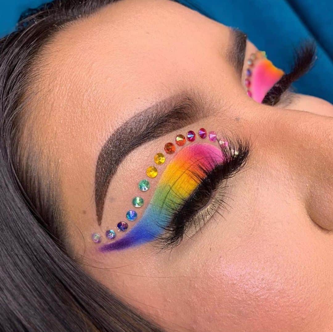 Jeffree Star Cosmeticsさんのインスタグラム写真 - (Jeffree Star CosmeticsInstagram)「Rainbow Bling 🌈✨ @lookswithlesliee used shades Bubble Gum, Suck, Wow, Brain Freeze, Sour, and Soaked from our #JAWBREAKER palette to create this look🍭💖 #jeffreestarcosmetics」9月24日 0時00分 - jeffreestarcosmetics