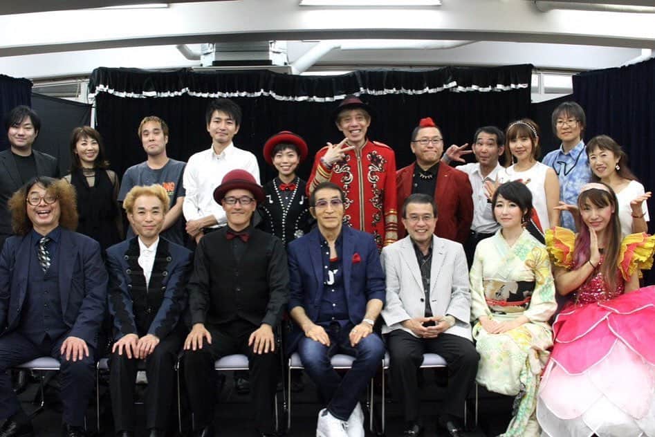 のインスタグラム：「プリあらマジッククラブにライブのプロモーションで伺った際の写真をいただきました。 メインゲストは #池田洋介 さん。 有名なHello Goodbyeは動画サイトで何度も拝見していましたが、その後からエンディングまでが本当に素晴らしくて、唸ることしかできませんでした。 オシャレな中に色んなものが詰め込まれてて、、恐れ入りました。 そして、プリあらの皆様、貴重な機会をありがとうございました。」
