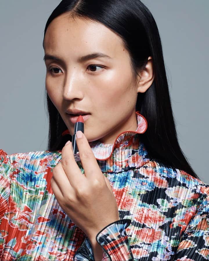 Saks Fifth Avenueのインスタグラム：「#SaksBeauty Tip: Master the bold lip by layering color—at least 3 swipes—and blurring around the lip line to create a vibrant texture.  Look: @givenchybeauty Le Rouge Lipstick in Deep Velvet」