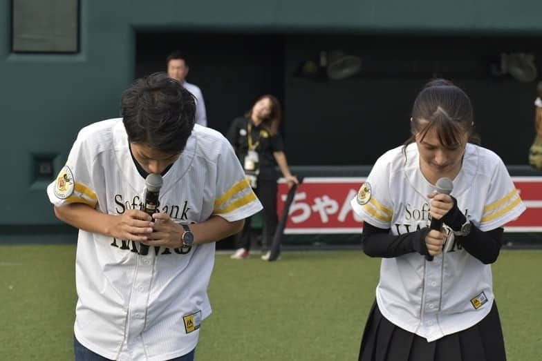 渡邊菜々さんのインスタグラム写真 - (渡邊菜々Instagram)「・2019.9.23 タマスタ最終戦でした⚾️ 3月2日から9月23日の全部で75試合かな？？間違ってたら言ってください😂 中止とかもあったりしたけど毎回毎回カイラさんに必死について行って途中でカレンちゃんも加わり3人でDJやって来ました︎☺︎ ほんとに楽しくて難しいこともあり🤭 やりがいのある仕事だなって！ 既にタマスタロスで来年まで待てない！！ってなってる😂😂 周りの方たちには本当に感謝してもしきれないです。 タマスタに関わってるみんなが大好き過ぎてお客様もいつも声を掛けてくれたりしてくれてタマスタは温かいなって心から思います︎☺︎ ほんとにありがとうございました🙇‍♂️🙇‍♂️ そしてまだまだホークスは試合あったり一軍もまだ争ってるから皆で応援頑張ろう！！！⚾️ ・ 二軍優勝🔥嬉しいね🔥🔥⚾️ おめでとうございます👏🏻 ・ #タマスタ筑後#タマスタ#タマホームスタジアム筑後  #ソフトバンクホークス#sbh #hawks#softbankhawks  #スタジアムdj#djなな #渡邊菜々#わたなな#⚾️#🌻 #タマスタってなに？#DJってなに？ #そー思ってる君！#来年タマスタおいで❤ #絶対面白いから#楽しいから！！ #一緒に盛り上げよう⚾️」9月24日 0時01分 - watanana1225