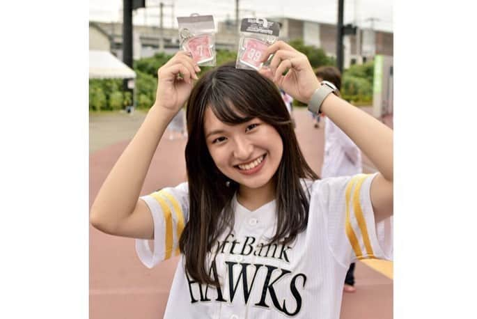 渡邊菜々さんのインスタグラム写真 - (渡邊菜々Instagram)「・2019.9.23 タマスタ最終戦でした⚾️ 3月2日から9月23日の全部で75試合かな？？間違ってたら言ってください😂 中止とかもあったりしたけど毎回毎回カイラさんに必死について行って途中でカレンちゃんも加わり3人でDJやって来ました︎☺︎ ほんとに楽しくて難しいこともあり🤭 やりがいのある仕事だなって！ 既にタマスタロスで来年まで待てない！！ってなってる😂😂 周りの方たちには本当に感謝してもしきれないです。 タマスタに関わってるみんなが大好き過ぎてお客様もいつも声を掛けてくれたりしてくれてタマスタは温かいなって心から思います︎☺︎ ほんとにありがとうございました🙇‍♂️🙇‍♂️ そしてまだまだホークスは試合あったり一軍もまだ争ってるから皆で応援頑張ろう！！！⚾️ ・ 二軍優勝🔥嬉しいね🔥🔥⚾️ おめでとうございます👏🏻 ・ #タマスタ筑後#タマスタ#タマホームスタジアム筑後  #ソフトバンクホークス#sbh #hawks#softbankhawks  #スタジアムdj#djなな #渡邊菜々#わたなな#⚾️#🌻 #タマスタってなに？#DJってなに？ #そー思ってる君！#来年タマスタおいで❤ #絶対面白いから#楽しいから！！ #一緒に盛り上げよう⚾️」9月24日 0時01分 - watanana1225