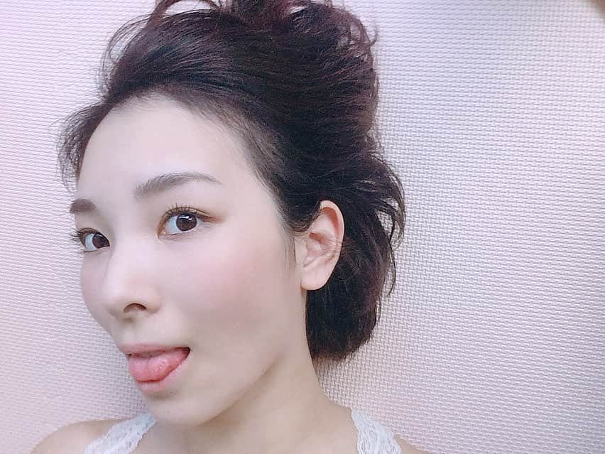 永峰絵里加さんのインスタグラム写真 - (永峰絵里加Instagram)「After 🚘👪🍁 Exhausted but we had fun! ・ すごく久しぶりに運転したら緊張してガチガチ笑  しかも夫と息子は途中爆睡で心細かったよー。😂 ・ 高速こわい。 つかれた。 でも楽しいお出かけでした♡ ・ ジョイントマットで寝転ぶの最高。 ・ ・ ・ #ぐったり #運転怖い #でも好き #三連休 #お疲れさまでした #after #drive #exhausted #butworthit」9月24日 0時03分 - erikalmaz
