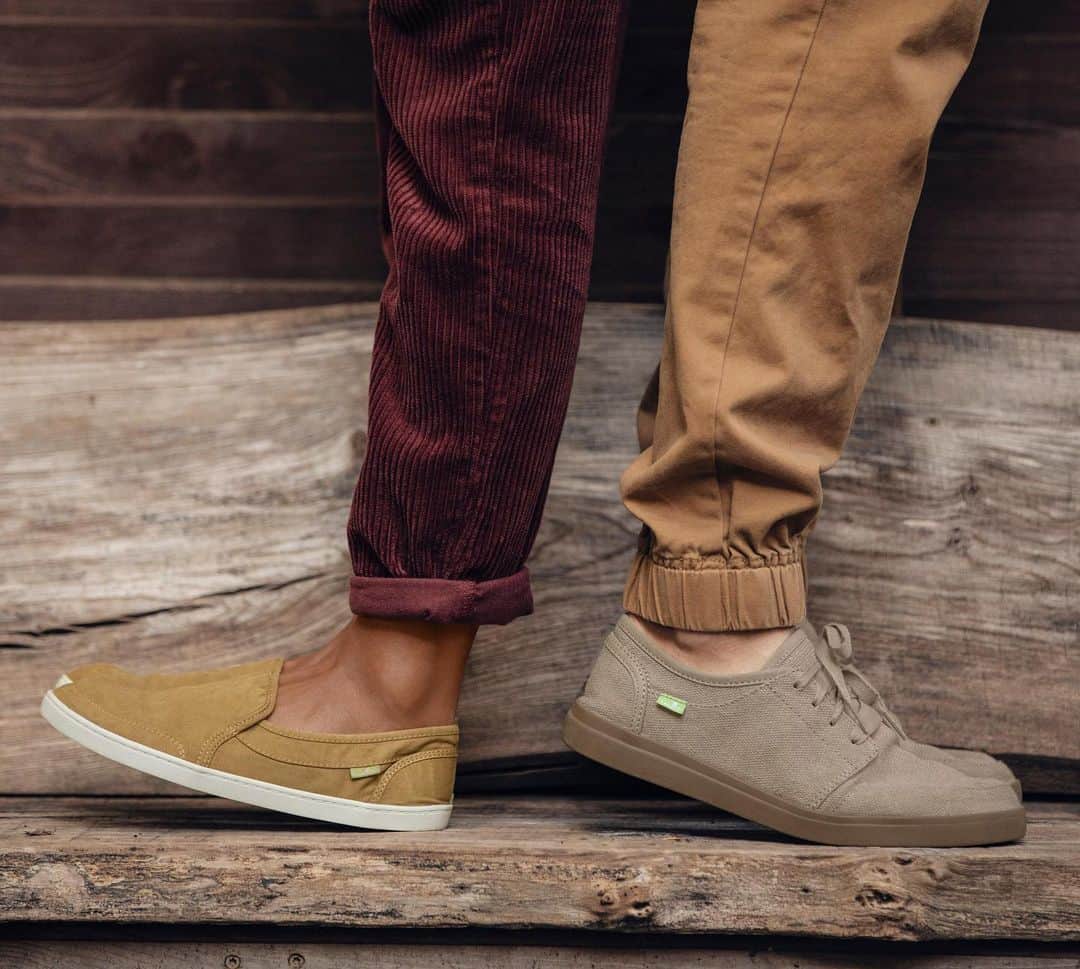 のインスタグラム：「We’re welcoming fall by putting all our newest styles and bestselling favorites on sale now at Sanuk.com. Get 20% off when you buy two full-price pairs. #SanukPairODice #veganshoes #Sanuk #SmilePassItOn」