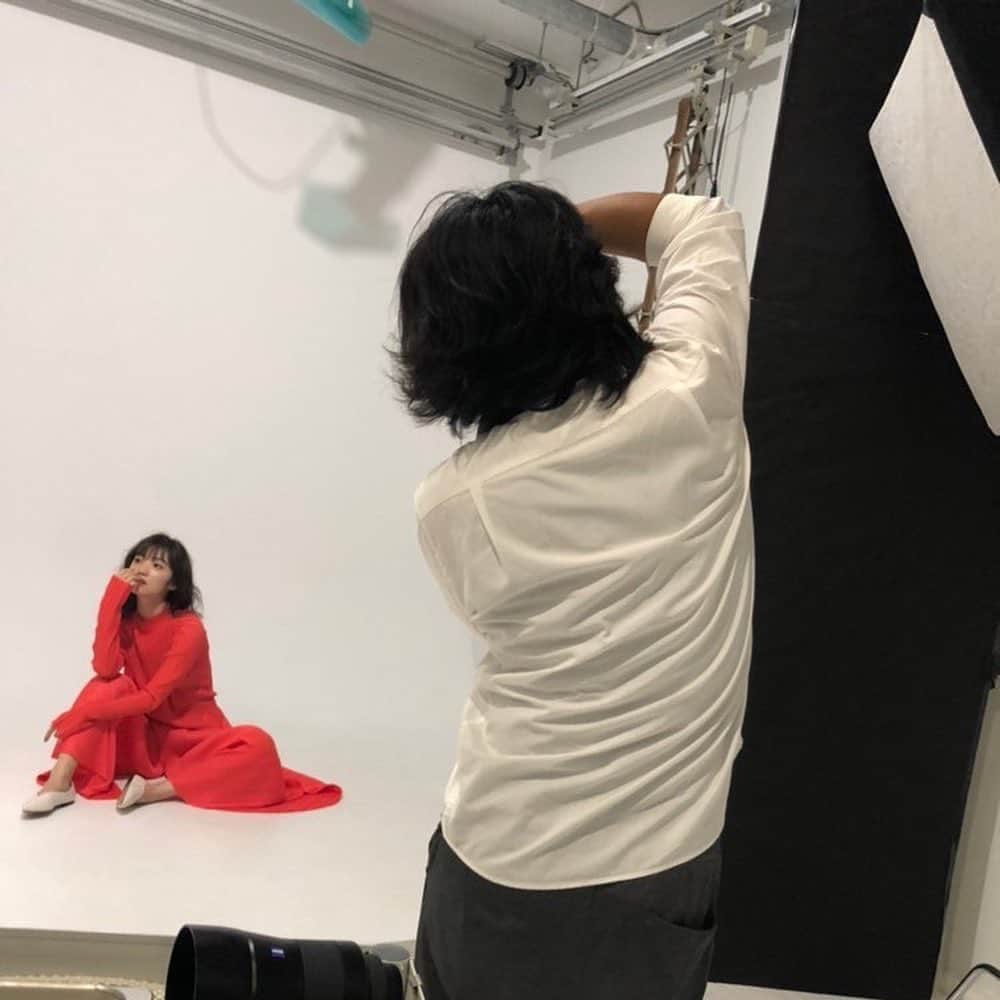 神谷由香さんのインスタグラム写真 - (神谷由香Instagram)「今日の撮影風景🎈  isseymiyake の素敵な洋服に、 存分に神谷を引き出してくれた、 素敵なヘアメイクに、 光の魔術師のフォトグラファーさん とっても楽しい撮影でした🥰」9月24日 0時07分 - kamiya_yuka_
