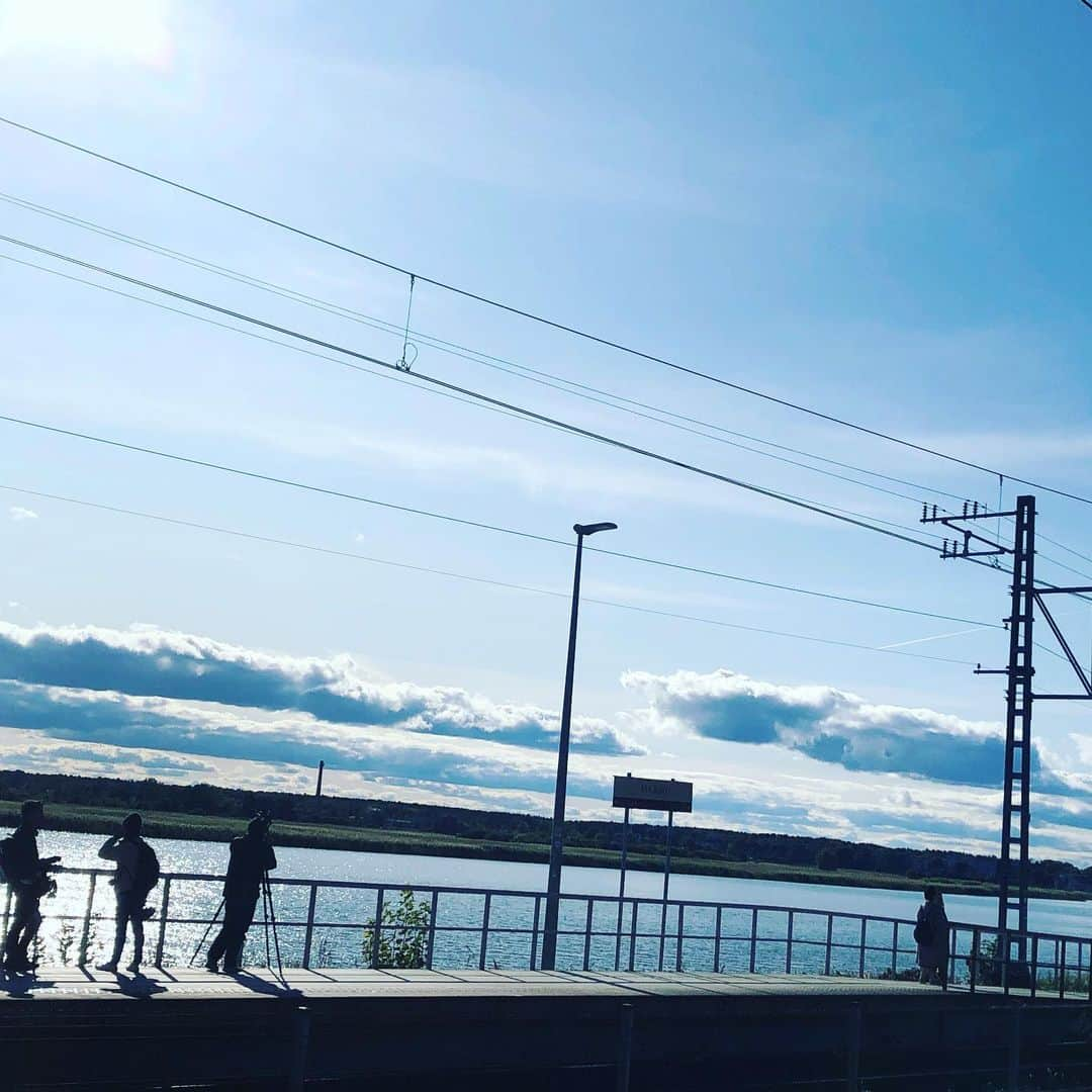 ヒロシさんのインスタグラム写真 - (ヒロシInstagram)「駅前撮影バカ達が電車をずっと撮っている、寒い。  #迷宮グルメ異郷の駅前食堂」9月24日 0時08分 - hiroshidesu.official