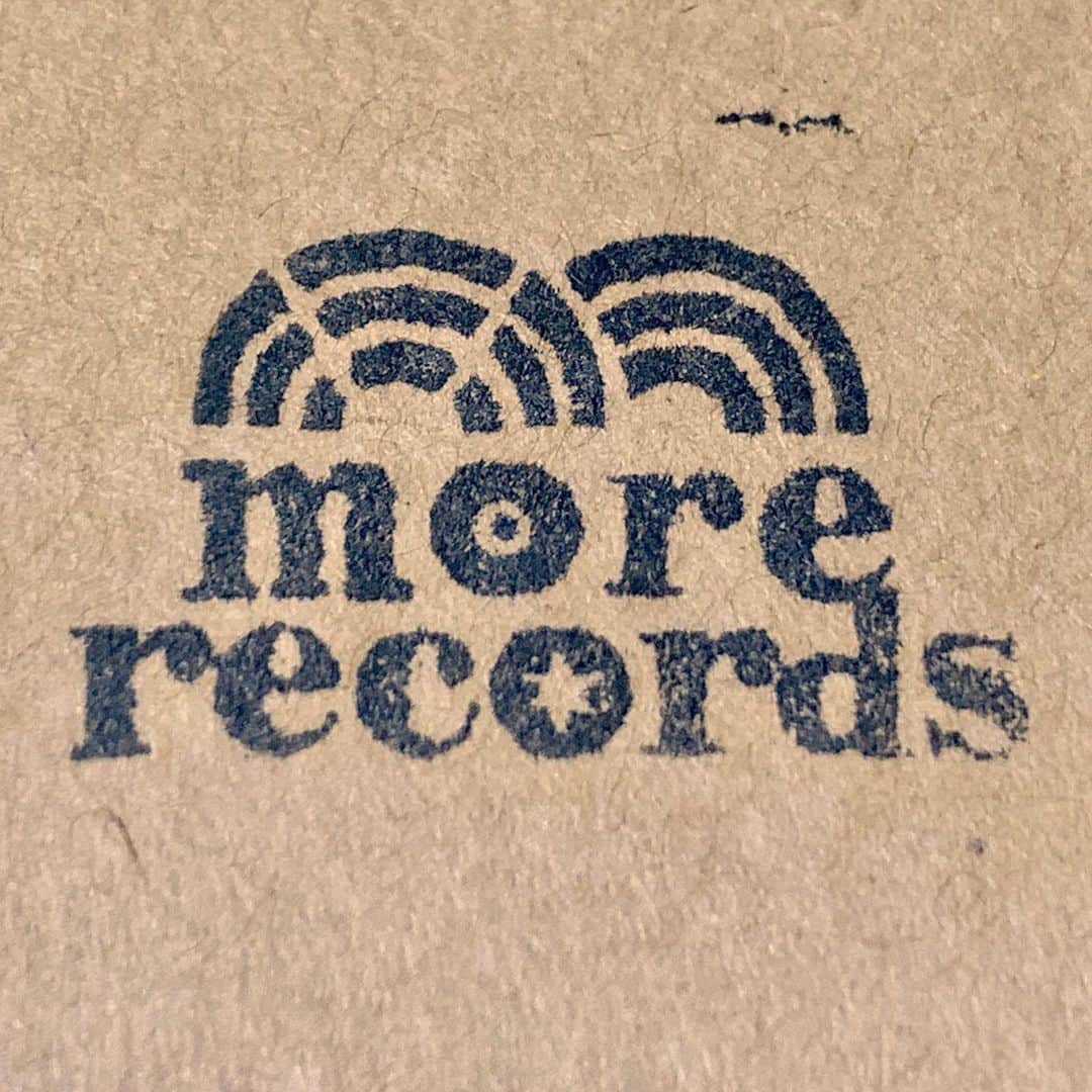 のインスタグラム：「初めて訪れた大宮のレコードショップmore records。 音楽への愛が溢れていて"好き"のアンテナがビリビリ敏感になる場所でした。 こんなに丁寧に、鋭角に、音楽を文化を紹介してくれるところって無い。その愛を試聴機の数が物語ってる。  一角にはアイスランドの音楽を集めたコーナーが。 12Tónarグッズ、フリーペーパー「REYKYJAVIK GRAPEVINE」まで置いてある充実ぶり。 近くに引っ越ししたい。  #大宮 #oomiya #morerecords #モアレコード #モアレコ #iceland #icelandmusic #icelandlove #アイスランド #japan #12tonar #reykjavikgrapevine #新しい音楽との出会える場所 @more_records」