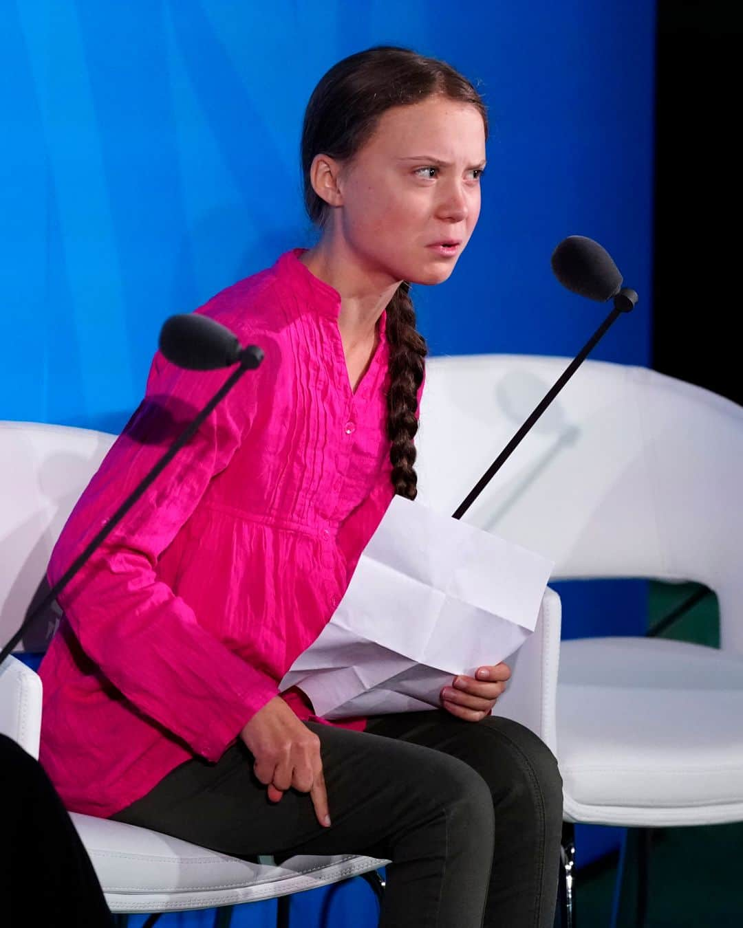 ルモンドさんのインスタグラム写真 - (ルモンドInstagram)「Dans un discours furieux à l'ONU lundi 23 septembre, la jeune Suédoise Greta Thunberg a réprimandé les dirigeants de la planète pour leur inaction contre le changement climatique, au début d'un sommet consacré à ce sujet à New York. "Je ne devrais pas être là, je devrais être à l'école, de l'autre côté de l'océan", a lancé Greta Thunberg, la voix tremblante, lisant un texte préparé. "Comment osez-vous? Vous avez volé mes rêves et mon enfance avec vos paroles creuses", a-t-elle poursuivi, ajoutant ensuite: "Mais les jeunes commencent à comprendre votre trahison". - Photo : Carlo Allegri (@carloallegri) / Reuters (@reuters) - #GretaThunberg #ClimateActionSummit」9月24日 0時19分 - lemondefr