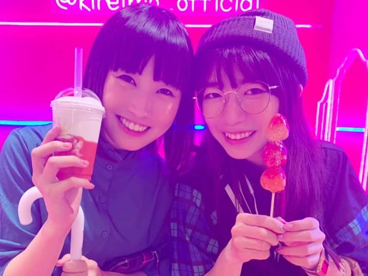 ぱいぱいでか美さんのインスタグラム写真 - (ぱいぱいでか美Instagram)「RYUTistと渋谷で遊んだ❤︎❤︎❤︎❤︎ ꙳ #RYUTist #新潟 #渋谷 #インスタ映え #いちご飴 #チーズハットグ ꙳ 昨日はRYUTistとサクッと遊んだよー！ 新潟で活躍中のRYUTistだけど、 昨日今日とライブで東京に来てたんでね！ あいにくライブは見に行けなかったけど お互いの暇な時間に会うことができました〜！ 誘ってくれて嬉しかったです☻ せっかくなので＂映え＂なとこにでも行くかつって行ってきました。 そのあとなぜかノリで謎解きカフェもいきました。笑 みくちゃんが謎解きの才能ありまくりで面白かった。笑 あべさんが全部奢ってくれましたありがとうございます(T . T)❤︎ 映えスポットであべさんと南波さんがキャッキャウフフしながら 写真撮っててかなり可愛かったです。 . 今週の金土は私の方から新潟へ行きます！ 金曜日は #八千代ライブ で生放送！ そして土曜日は #NSTまつり に八千代ライブメンバーで出るよ！ RYUTistもNSTまつりいるみたい！ わーい！と思ったらタイムテーブル丸かぶりでした。泣 どっち見るにせよNSTまつりきてくださーい！ ハイライトの「9月の予定🧠」のとこにあります！」9月24日 0時28分 - paipaidekami