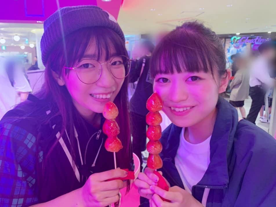 ぱいぱいでか美さんのインスタグラム写真 - (ぱいぱいでか美Instagram)「RYUTistと渋谷で遊んだ❤︎❤︎❤︎❤︎ ꙳ #RYUTist #新潟 #渋谷 #インスタ映え #いちご飴 #チーズハットグ ꙳ 昨日はRYUTistとサクッと遊んだよー！ 新潟で活躍中のRYUTistだけど、 昨日今日とライブで東京に来てたんでね！ あいにくライブは見に行けなかったけど お互いの暇な時間に会うことができました〜！ 誘ってくれて嬉しかったです☻ せっかくなので＂映え＂なとこにでも行くかつって行ってきました。 そのあとなぜかノリで謎解きカフェもいきました。笑 みくちゃんが謎解きの才能ありまくりで面白かった。笑 あべさんが全部奢ってくれましたありがとうございます(T . T)❤︎ 映えスポットであべさんと南波さんがキャッキャウフフしながら 写真撮っててかなり可愛かったです。 . 今週の金土は私の方から新潟へ行きます！ 金曜日は #八千代ライブ で生放送！ そして土曜日は #NSTまつり に八千代ライブメンバーで出るよ！ RYUTistもNSTまつりいるみたい！ わーい！と思ったらタイムテーブル丸かぶりでした。泣 どっち見るにせよNSTまつりきてくださーい！ ハイライトの「9月の予定🧠」のとこにあります！」9月24日 0時28分 - paipaidekami