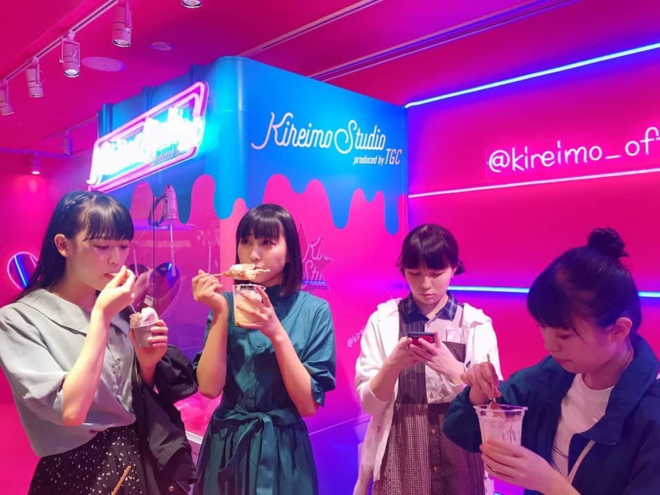 ぱいぱいでか美さんのインスタグラム写真 - (ぱいぱいでか美Instagram)「RYUTistと渋谷で遊んだ❤︎❤︎❤︎❤︎ ꙳ #RYUTist #新潟 #渋谷 #インスタ映え #いちご飴 #チーズハットグ ꙳ 昨日はRYUTistとサクッと遊んだよー！ 新潟で活躍中のRYUTistだけど、 昨日今日とライブで東京に来てたんでね！ あいにくライブは見に行けなかったけど お互いの暇な時間に会うことができました〜！ 誘ってくれて嬉しかったです☻ せっかくなので＂映え＂なとこにでも行くかつって行ってきました。 そのあとなぜかノリで謎解きカフェもいきました。笑 みくちゃんが謎解きの才能ありまくりで面白かった。笑 あべさんが全部奢ってくれましたありがとうございます(T . T)❤︎ 映えスポットであべさんと南波さんがキャッキャウフフしながら 写真撮っててかなり可愛かったです。 . 今週の金土は私の方から新潟へ行きます！ 金曜日は #八千代ライブ で生放送！ そして土曜日は #NSTまつり に八千代ライブメンバーで出るよ！ RYUTistもNSTまつりいるみたい！ わーい！と思ったらタイムテーブル丸かぶりでした。泣 どっち見るにせよNSTまつりきてくださーい！ ハイライトの「9月の予定🧠」のとこにあります！」9月24日 0時28分 - paipaidekami