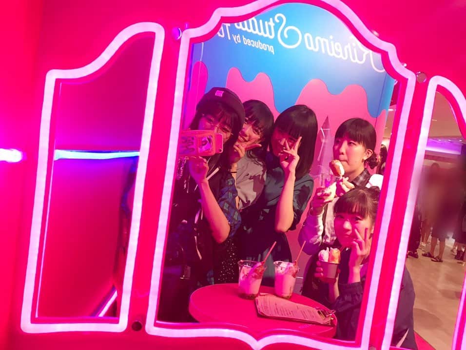 ぱいぱいでか美さんのインスタグラム写真 - (ぱいぱいでか美Instagram)「RYUTistと渋谷で遊んだ❤︎❤︎❤︎❤︎ ꙳ #RYUTist #新潟 #渋谷 #インスタ映え #いちご飴 #チーズハットグ ꙳ 昨日はRYUTistとサクッと遊んだよー！ 新潟で活躍中のRYUTistだけど、 昨日今日とライブで東京に来てたんでね！ あいにくライブは見に行けなかったけど お互いの暇な時間に会うことができました〜！ 誘ってくれて嬉しかったです☻ せっかくなので＂映え＂なとこにでも行くかつって行ってきました。 そのあとなぜかノリで謎解きカフェもいきました。笑 みくちゃんが謎解きの才能ありまくりで面白かった。笑 あべさんが全部奢ってくれましたありがとうございます(T . T)❤︎ 映えスポットであべさんと南波さんがキャッキャウフフしながら 写真撮っててかなり可愛かったです。 . 今週の金土は私の方から新潟へ行きます！ 金曜日は #八千代ライブ で生放送！ そして土曜日は #NSTまつり に八千代ライブメンバーで出るよ！ RYUTistもNSTまつりいるみたい！ わーい！と思ったらタイムテーブル丸かぶりでした。泣 どっち見るにせよNSTまつりきてくださーい！ ハイライトの「9月の予定🧠」のとこにあります！」9月24日 0時28分 - paipaidekami
