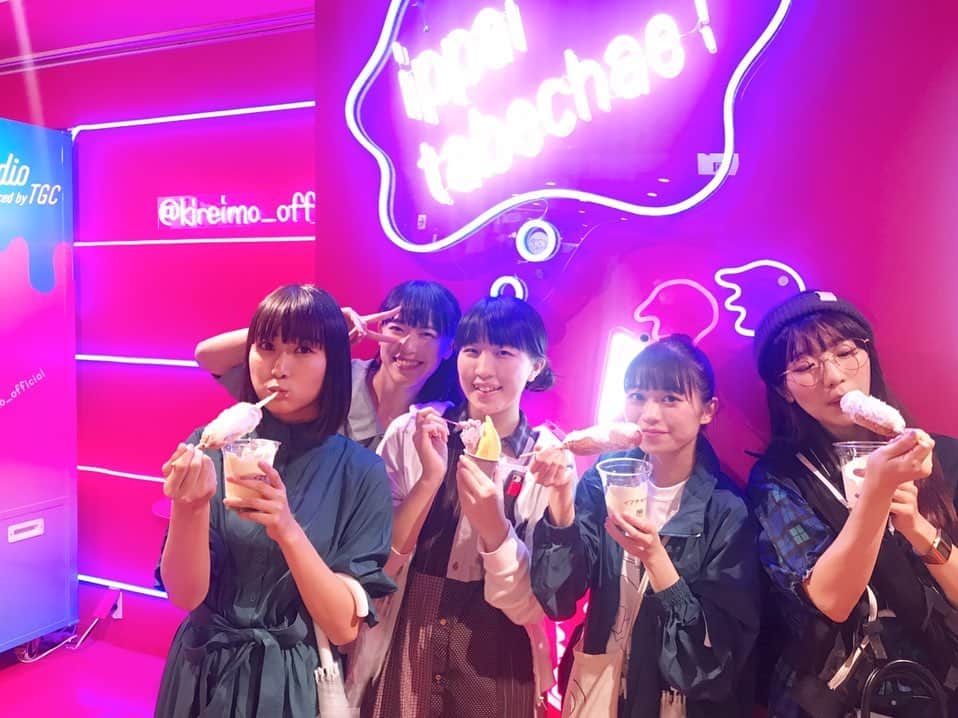 ぱいぱいでか美さんのインスタグラム写真 - (ぱいぱいでか美Instagram)「RYUTistと渋谷で遊んだ❤︎❤︎❤︎❤︎ ꙳ #RYUTist #新潟 #渋谷 #インスタ映え #いちご飴 #チーズハットグ ꙳ 昨日はRYUTistとサクッと遊んだよー！ 新潟で活躍中のRYUTistだけど、 昨日今日とライブで東京に来てたんでね！ あいにくライブは見に行けなかったけど お互いの暇な時間に会うことができました〜！ 誘ってくれて嬉しかったです☻ せっかくなので＂映え＂なとこにでも行くかつって行ってきました。 そのあとなぜかノリで謎解きカフェもいきました。笑 みくちゃんが謎解きの才能ありまくりで面白かった。笑 あべさんが全部奢ってくれましたありがとうございます(T . T)❤︎ 映えスポットであべさんと南波さんがキャッキャウフフしながら 写真撮っててかなり可愛かったです。 . 今週の金土は私の方から新潟へ行きます！ 金曜日は #八千代ライブ で生放送！ そして土曜日は #NSTまつり に八千代ライブメンバーで出るよ！ RYUTistもNSTまつりいるみたい！ わーい！と思ったらタイムテーブル丸かぶりでした。泣 どっち見るにせよNSTまつりきてくださーい！ ハイライトの「9月の予定🧠」のとこにあります！」9月24日 0時28分 - paipaidekami