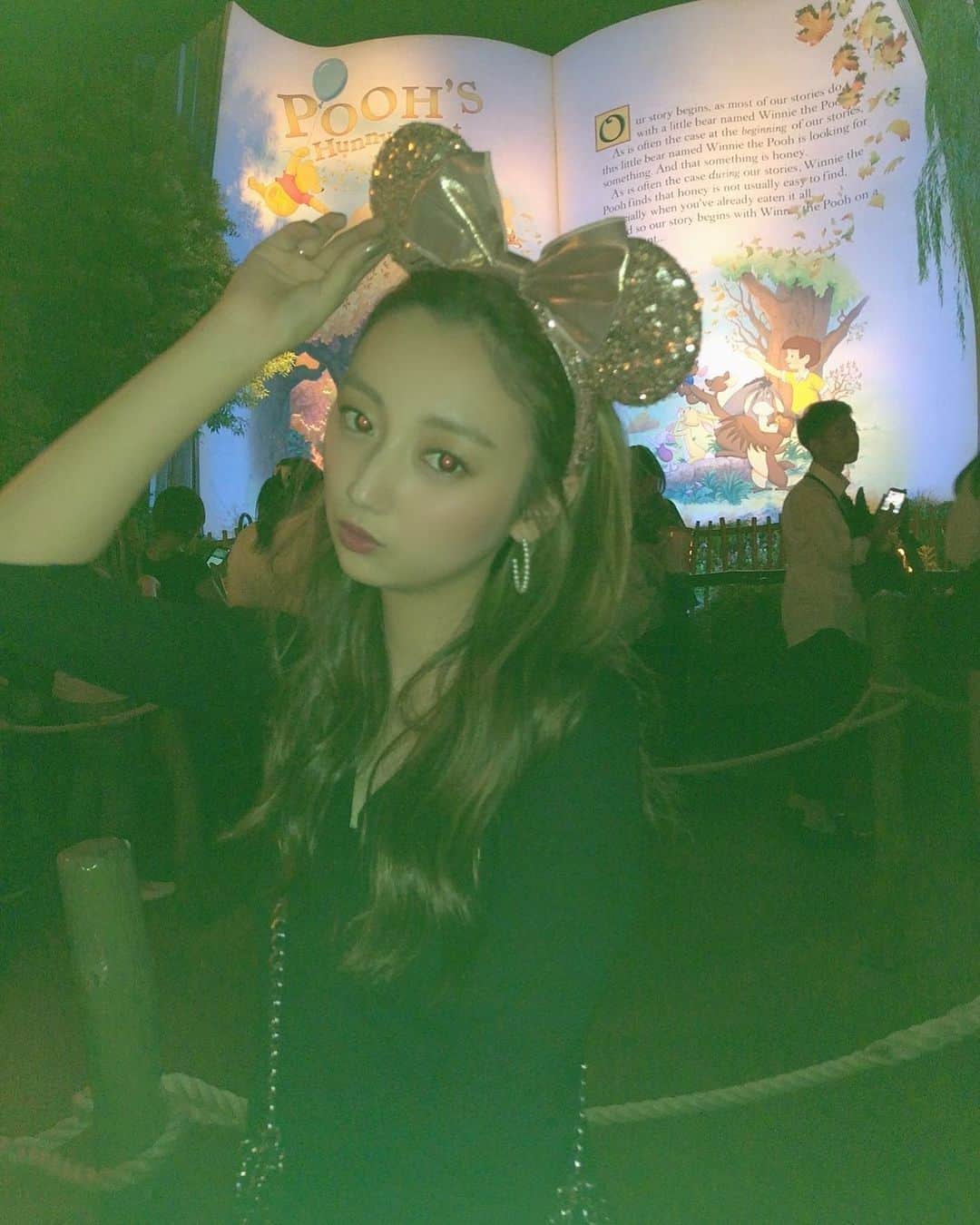 のインスタグラム：「この前友達とディズニーランドに行ってきた時の写真🙄💗 ディズニーがハロウィンだった🎃😈💚この日すごく空いててたくさん乗り物のれて楽しかったなぁ✨✨✨ ハロウィンのディズニーが1番すきかも🙄🙌🏻」
