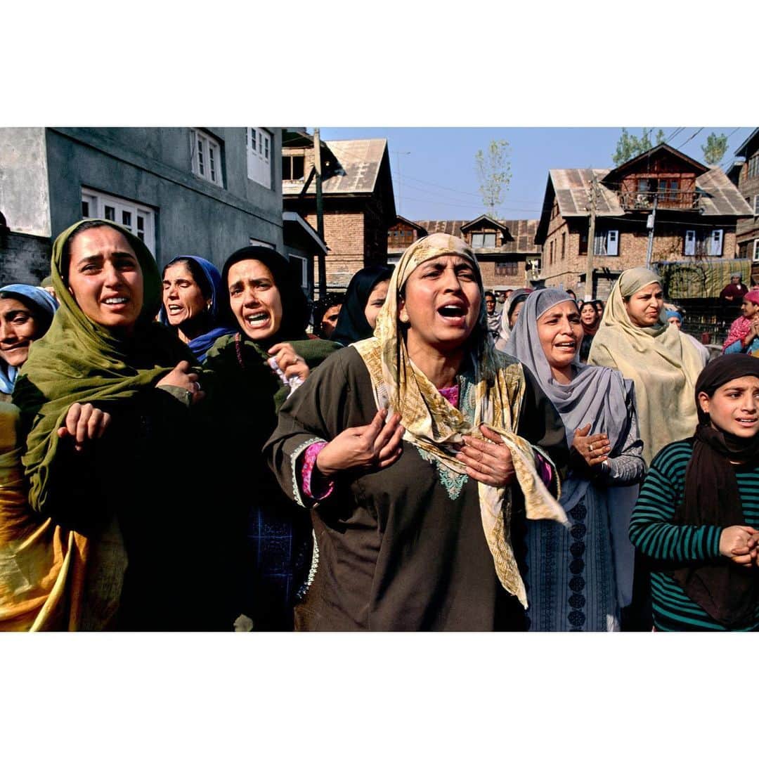 スティーブ・マカリーさんのインスタグラム写真 - (スティーブ・マカリーInstagram)「Women in #Kashmir mourn the death of a loved one in 1998.」9月24日 0時26分 - stevemccurryofficial