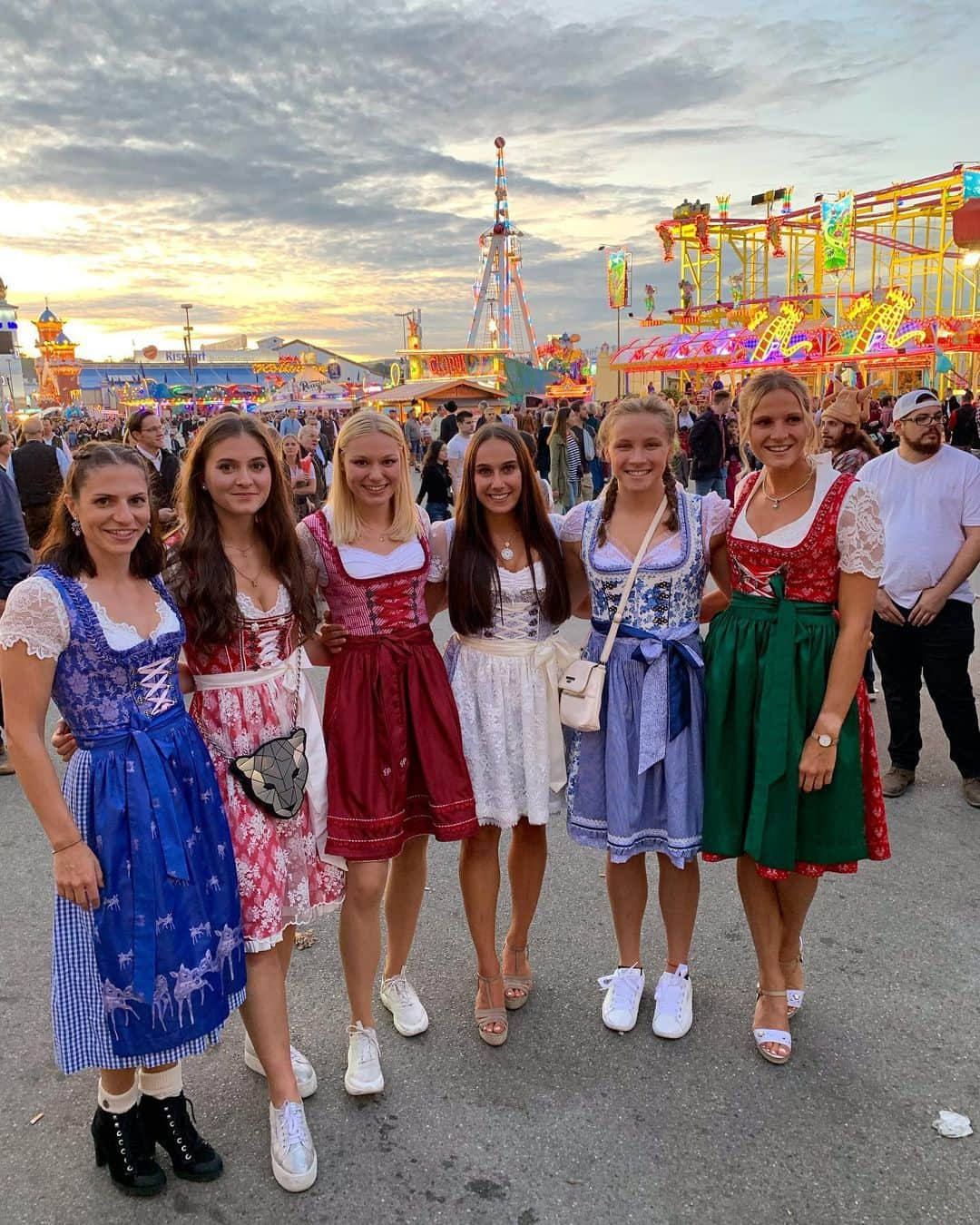 タビア・アルトさんのインスタグラム写真 - (タビア・アルトInstagram)「Anzeige || Oktoberfest 2019 mit der #vitessefamily 🍻❤️ Ein großes Dankeschön an @kampa_haus und @vitessekaercher für diesen besonderen und einzigartigen Abend auf der Wiesn!! @haas_kampa  #oktoberfest #wiesn #munich #kampa #vitessekärcher #family #zurichsportsteam」9月24日 0時32分 - tabeaalt