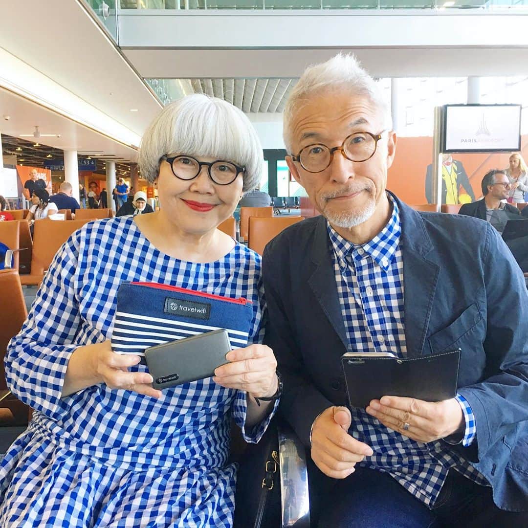 bon ponさんのインスタグラム写真 - (bon ponInstagram)「《追記》 【TravelWifi】 Travel Wifiを利用して、旅行中でも自由にインターネットに接続することができます。10台まで接続でき、滞在期間中は使い放題、通信量の制限はありません。フランス国内で容量無制限のプランは、1日あたり6.9€。パリの空港での受け取りが可能です。 ＊ 今回の旅行で利用させていただきました。ホテルの部屋はWi-Fiが繋がっていましたが、移動中や車の中でもWi-Fiに繋げることができてとても便利でした👍 ・ 9月17日(火) 15:15 ポー空港発✈️ 16:50 シャルル・ド・ゴール空港着 23:25 シャルル・ド・ゴール空港発✈️ 羽田空港行きの乗り継ぎ便まで、6時間半のタイムラグ😅💦 パリまで行くには中途半端で、空港内を散策していました。回転寿司のお店もあって恋しくなりましたが、機内食が2回出るので我慢しました。 ナツミさんはパソコン持参で、ずっとお仕事されていました🙇‍♂️🙇‍♀️ ・ 9月18日(水) 18:25 羽田空港着 飛行時間は約11時間半。 日付をまたいで無事に帰国しました🇯🇵 モノレールで東京駅へ。 20:16 東京駅発🚄 21:47 仙台駅着 ・ ・ 家に帰り着くと、愛猫の風(ふう)ちゃんが玄関で迎えてくれました😻 過ぎてしまえば、あっという間のフランス旅行でした🇫🇷 今回の旅は、日本人にはまだあまり知られていない南フランスのオクシタニー地方を広く知ってもらうことを目的に、フランス観光開発機構様よりお招きいただきました。 抜けるような青空やのどかな田園風景🐄🐂🐏🌳タイムスリップしたような中世の建物や可愛らしい街や村⛪️🏛🏡 見るもの全てが素晴らしく、感動の日々でした😍😍 農業大国のフランスは美食の国。とくに南フランスは農産物や海産物、乳製品などに恵まれ、食べ物が本当に美味しかったです🍽🍷 今回の旅行記を通して、オクシタニー地方に興味を持って「行ってみたいなぁ」と思っていただけたら幸いです😊😊 ・ @Tourisme_en_Occitanie ・ ・ #TourismeOccitanie #TravelWifi #フランス観光開発機構 #夫婦 #60代 #ファッション #コーディネート #リンクコーデ #夫婦コーデ #グレイヘア #白髪 #共白髪 #couple #over60 #fashion #coordinate #instafashion #instagramjapan #greyhair #bonpon511」9月24日 0時33分 - bonpon511