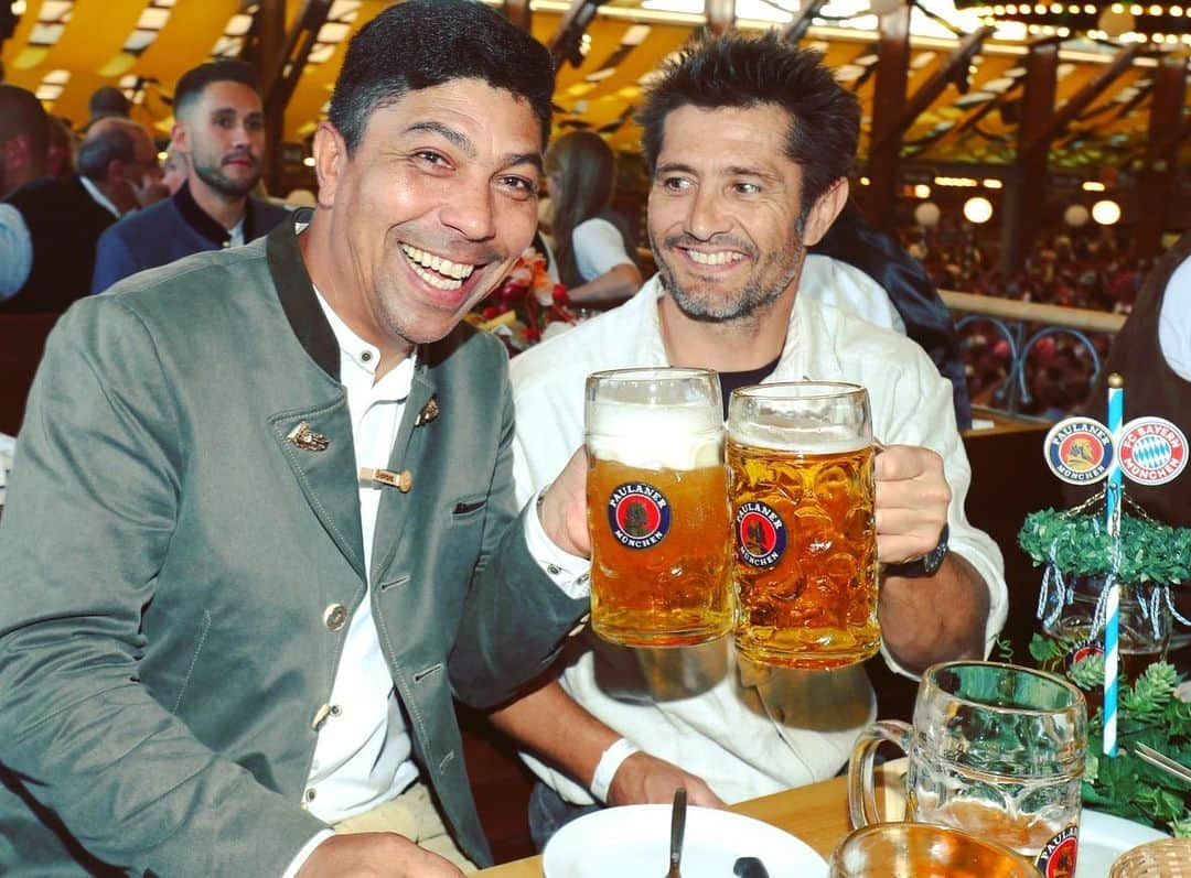 バイエルン・ミュンヘンさんのインスタグラム写真 - (バイエルン・ミュンヘンInstagram)「Our #FCBayern legends had a great evening at the @paulanerfestzelt! 🍻😁 Check our bio to watch the Maßkrugstemmen between @luca_toni.9 and Daniel van Buyten! 🍺 #MiaSanMia」9月24日 0時36分 - fcbayern