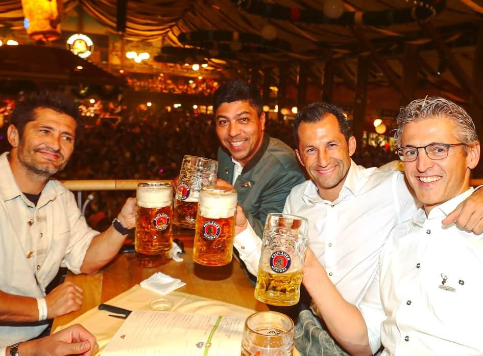 バイエルン・ミュンヘンさんのインスタグラム写真 - (バイエルン・ミュンヘンInstagram)「Our #FCBayern legends had a great evening at the @paulanerfestzelt! 🍻😁 Check our bio to watch the Maßkrugstemmen between @luca_toni.9 and Daniel van Buyten! 🍺 #MiaSanMia」9月24日 0時36分 - fcbayern