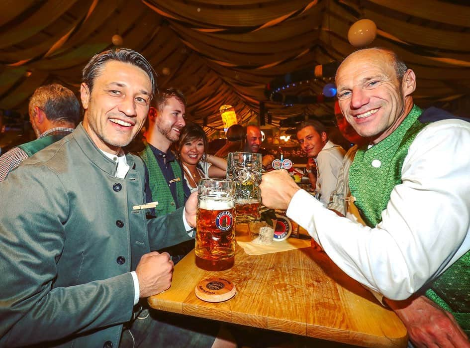 バイエルン・ミュンヘンさんのインスタグラム写真 - (バイエルン・ミュンヘンInstagram)「Our #FCBayern legends had a great evening at the @paulanerfestzelt! 🍻😁 Check our bio to watch the Maßkrugstemmen between @luca_toni.9 and Daniel van Buyten! 🍺 #MiaSanMia」9月24日 0時36分 - fcbayern