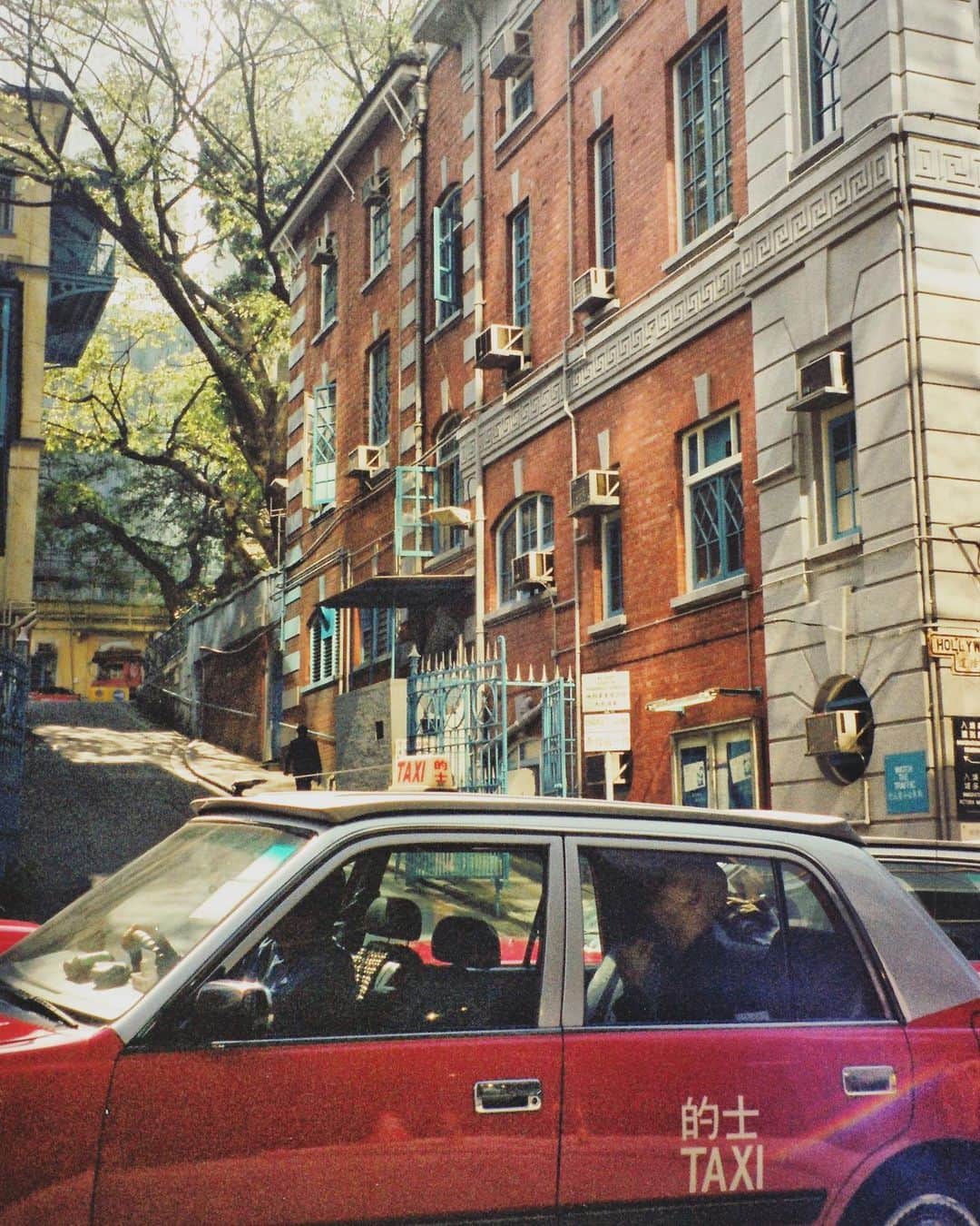 sunday_722のインスタグラム：「*﻿ 懷舊香港2002 🇭🇰﻿ Film camera﻿ *﻿ ﻿ #taxi﻿ #的士﻿ #懷舊香港﻿ #film﻿ #hongkong﻿ #allabouthongkong﻿ #discoverhongkong﻿ #waytohk_sunday_722﻿ #香港中毒﻿ #香港﻿ #capturehongkong﻿ #zolimahongkong﻿ #busystranger﻿ #streetclassics﻿ #streetmagazine﻿ #hkstreetphotography﻿ #indies_gram ﻿ #ig_photooftheday ﻿ #tv_pointofview﻿ #ink361_asia﻿ #samewheremagazine﻿ #awesomehongkong」