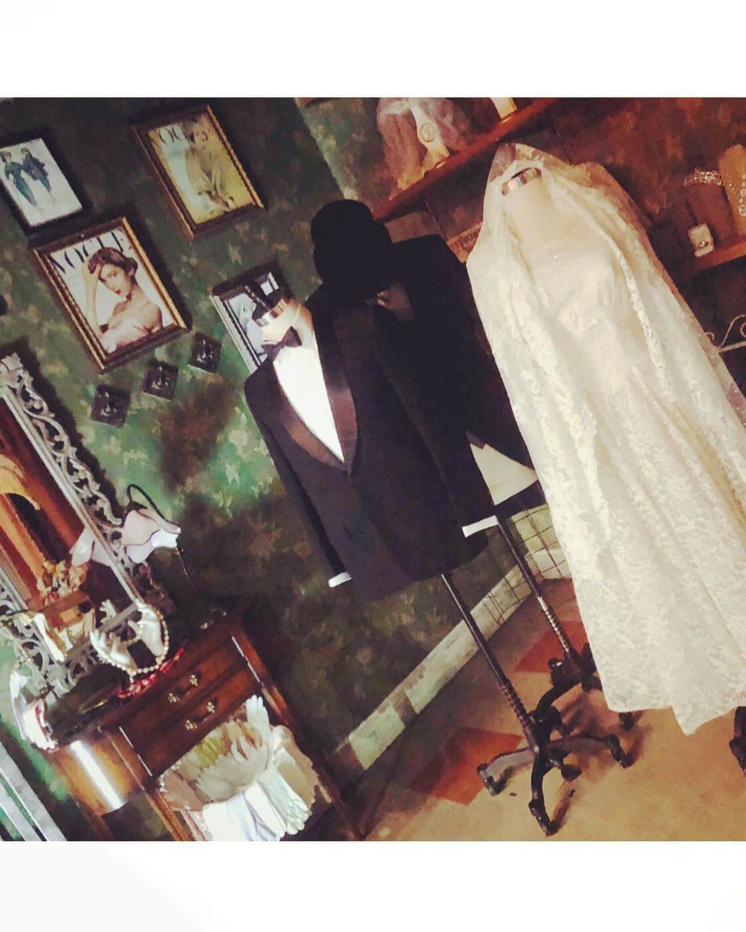 矢吹世奈のインスタグラム：「🤵👰 Mariaが働くブライダルショップ👗✨ どのセットも本当に細かく作られていて 感動しました☺️💓 #wss#ステアラ」