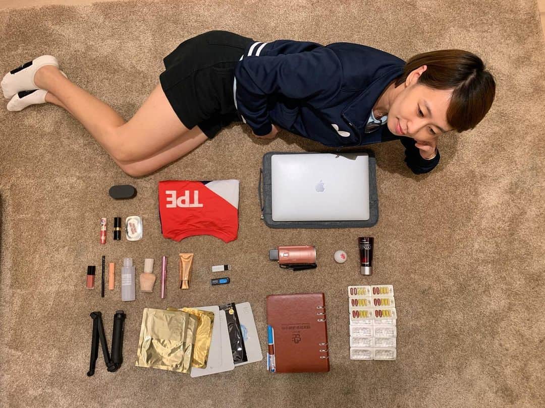 チョン・ジャーチーのインスタグラム：「🏓️桌球教練開箱文🏓️ 原本當選手準備球拍球鞋到現在轉為教練就是做筆記看錄像做筆記看錄像做筆記看錄像。還有大概就是早餐吃面膜，午餐吃面膜，晚餐吃面膜。宵夜還是吃面膜😂😂 #開箱 #tetrischallenge #justforfun @shakleehq #面膜控 #面膜」