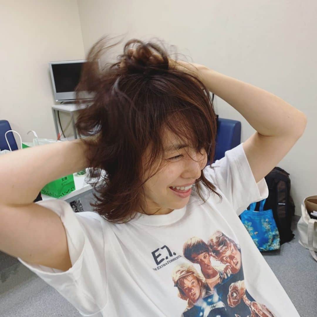 石田ゆり子さんのインスタグラム写真 - (石田ゆり子Instagram)「本日の仕事は やはりのやはり、 とっても疲れた。 自分の至らなさを ひしひしと感じる。 メイクを落として、 エレカシの宮本さんを真似て 髪をぐしゃぐしゃにしてみたら ちょっと心が晴れた。 髪、伸びました。」9月24日 1時04分 - yuriyuri1003