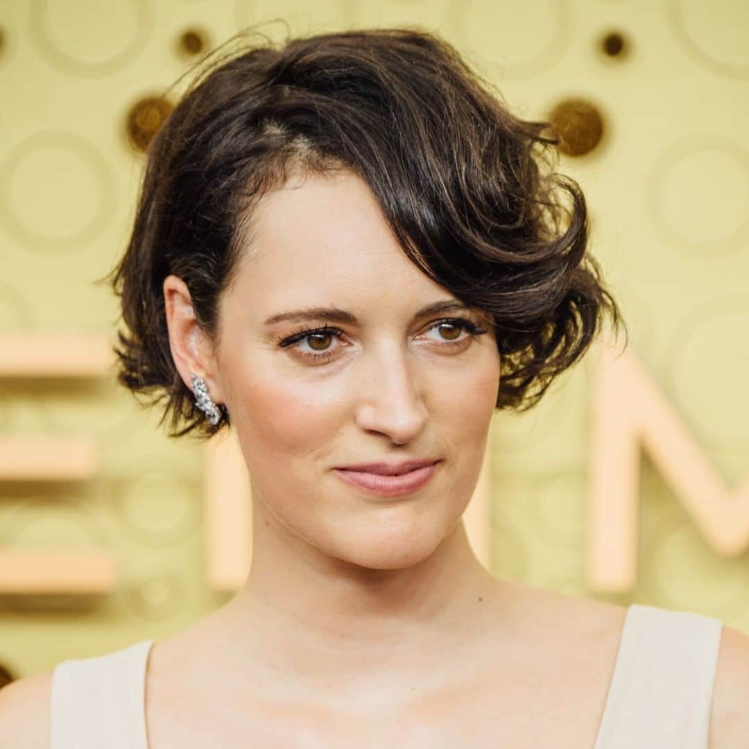 のインスタグラム：「English actress, playwright, producer, and writer Phoebe Waller-Bridge brought Conscious Luxury to the red carpet at the 71st #Emmy Awards, choosing stunning pieces from the @atelierswarovski Fine Jewelry to compliment her sparkling presence. Here she wears the Atelier Swarovski by Penélope Cruz ‘Luna’ earrings.」